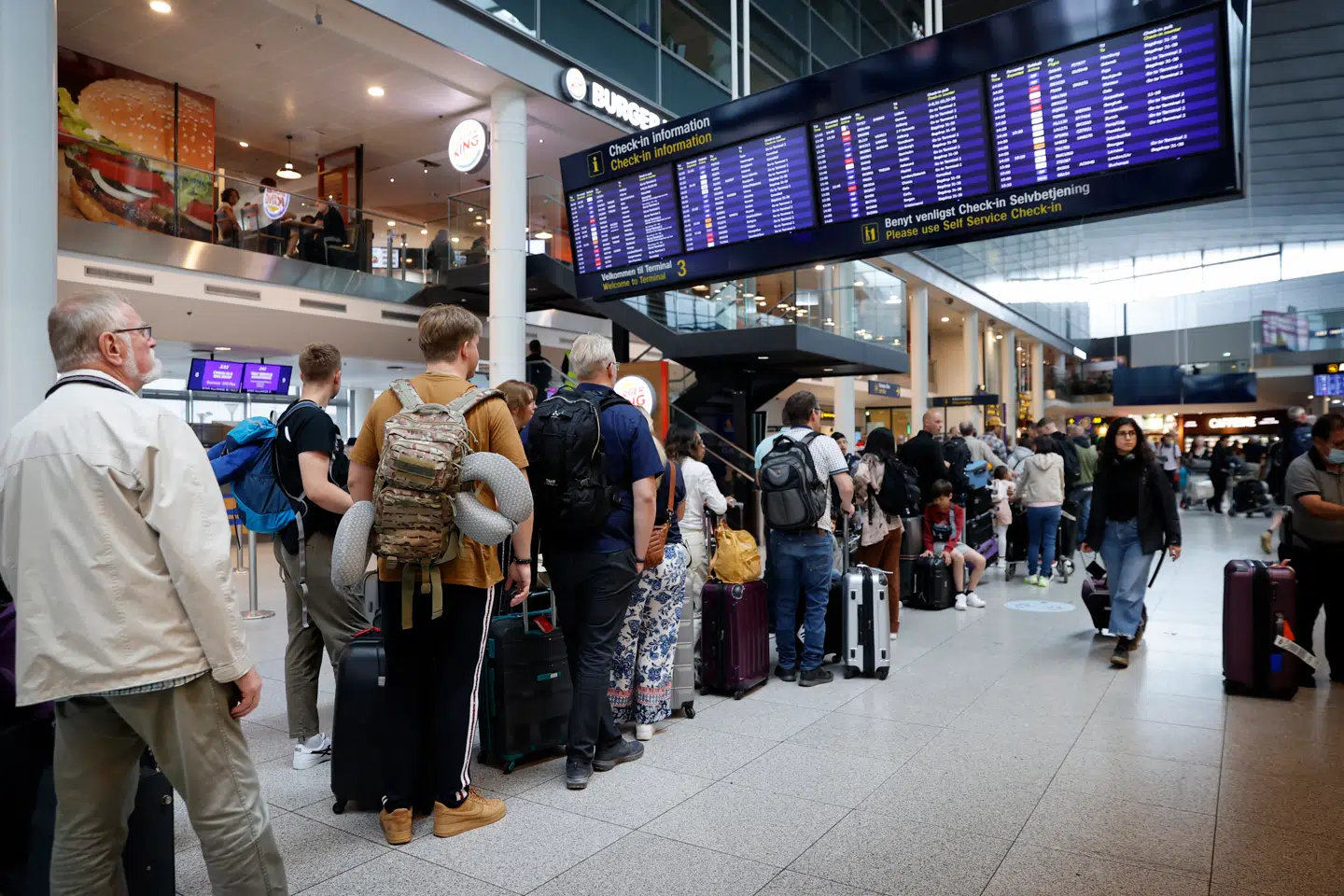 Lange køer har plaget Københavns Lufthavn siden indførslen af det såkaldte EES-system, som skal erstatte stemplet i passet. Det kræver, at alle ikke-EU-borgere registreres med fingeraftryk og foto, når de første gang krydser en grænse til Schengen-området.