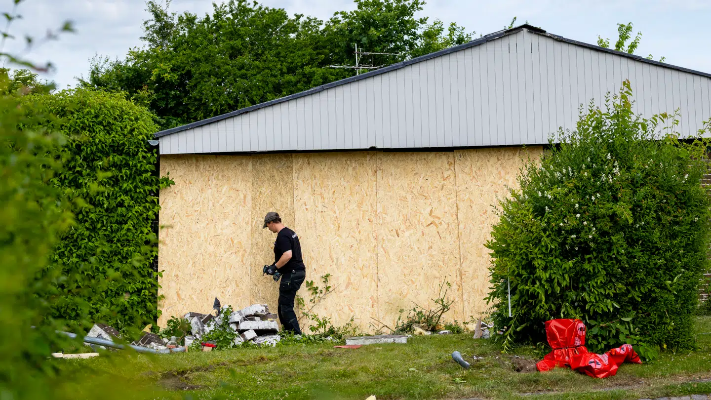 Gavlen på et hus i Tilst faldt sammen efter at være blevet påkørt af en Cupra elbil.