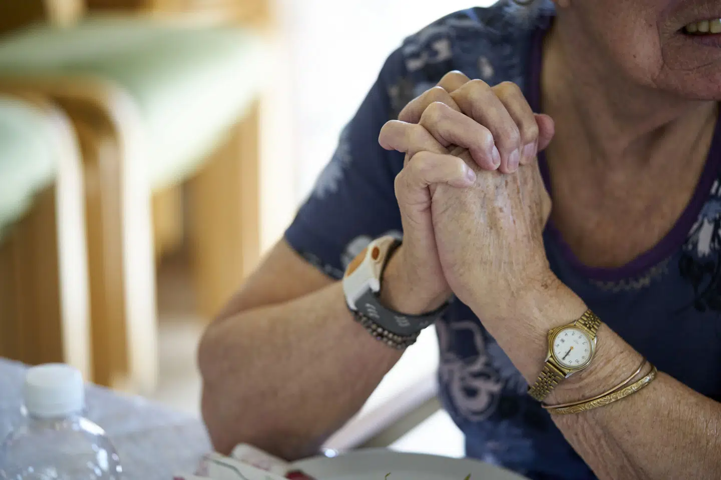 Har man en ældre nabo eller et ældre familiemedlem, vil det være en god idé at kigge forbi under hedebølgen og spørge, om den ældre har brug for hjælp, og om han eller hun får nok at drikke, lyder det fra Ældre Sagen.