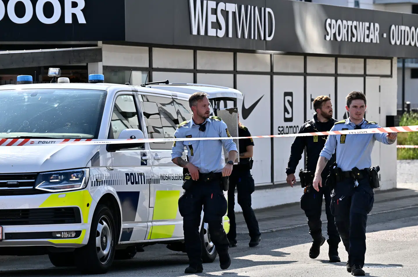 En kvinde er blevet overfaldet og stukket i halsen af en gerningsmand. Hun er uden for livsfare.
