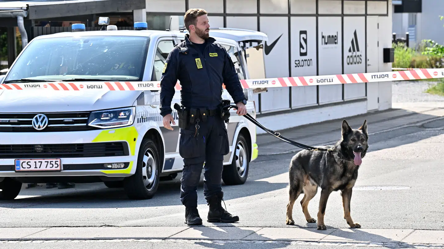 Politiet arbejder fortsat på stedet og efterforsker sagen.