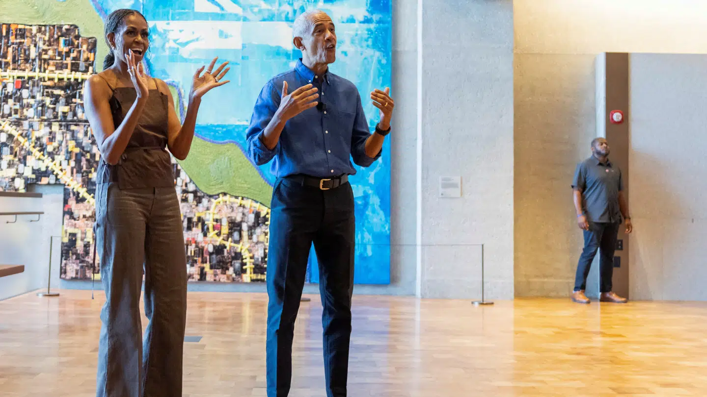 Obama-parret fotograferet inde i biblioteket.