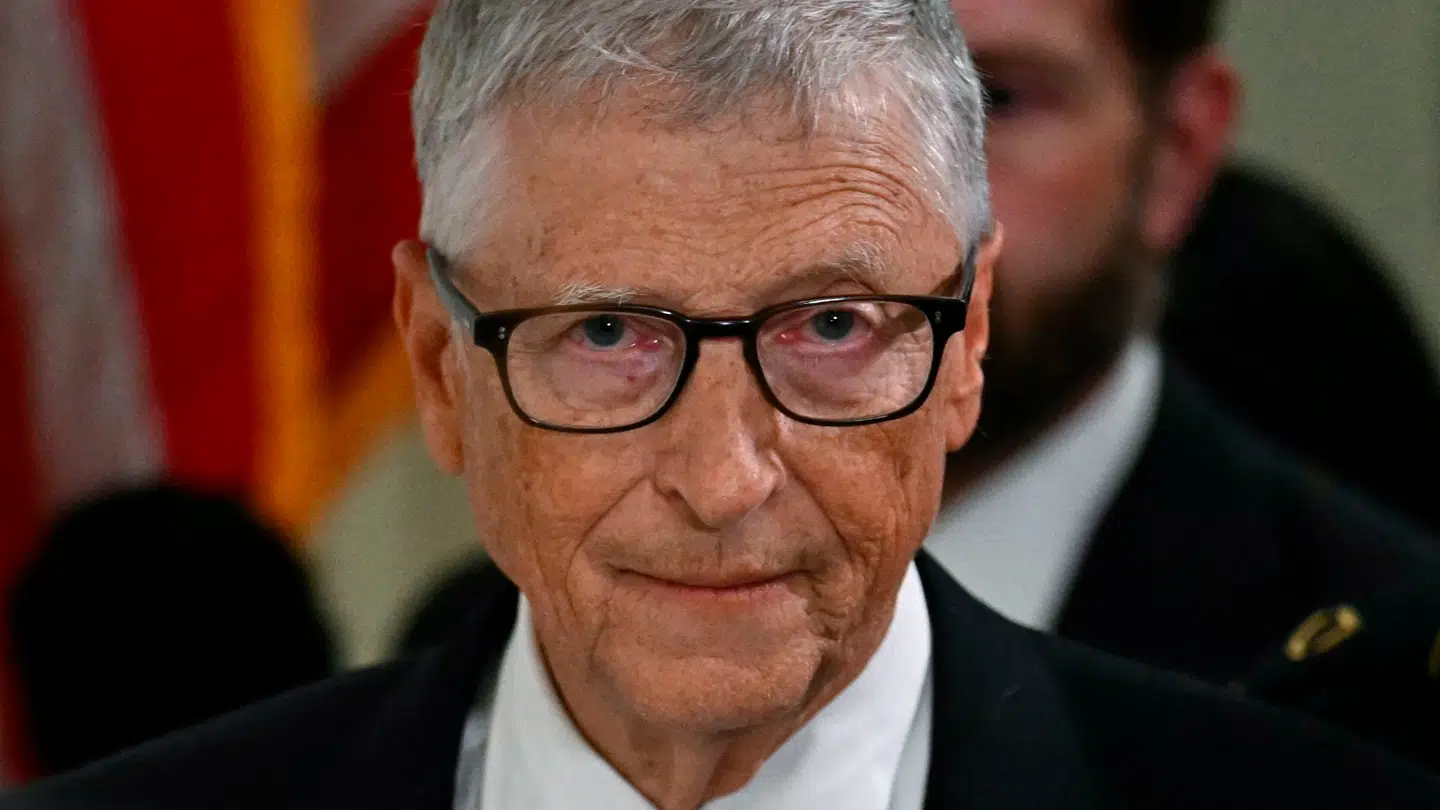 For to uger siden blev Bill Gates afhørt om sin forbindelse til Jeffrey Epstein. Nu er hele høringen blevet offentliggjort. Her er Gates fotograferet på vej til høringen.