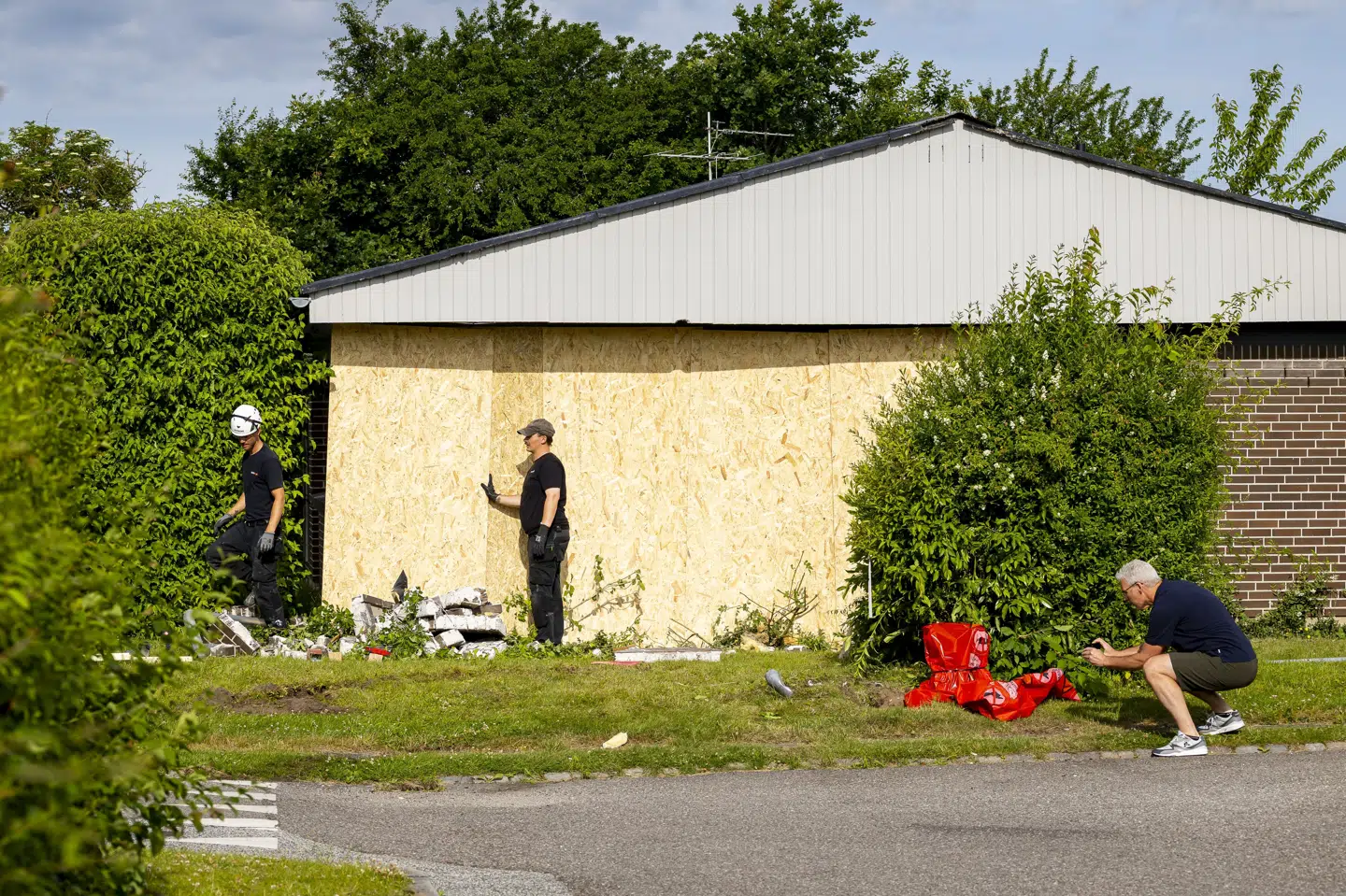En personbil kørte sent tirsdag aften frontalt ind i et parcelhus i Tilst. En 64-årig kvinde afgik ved døden i ulykken.