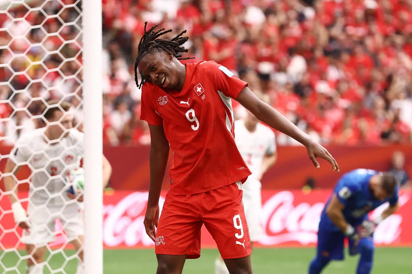 Johan Manzambi bragte Schweiz afgørende foran med sin 2-0-scoring.