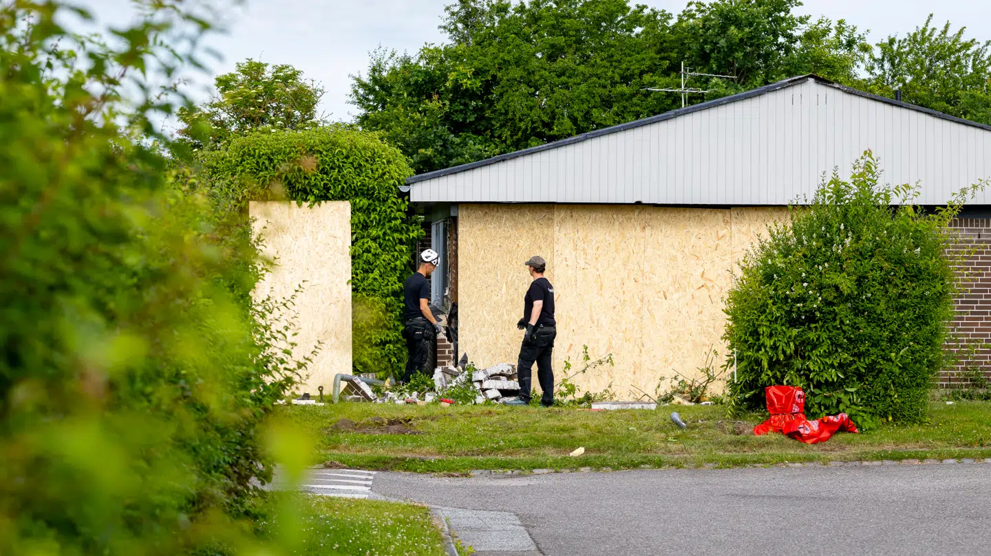 En personbil bragede ind i huset og slog en kvinde ihjel.