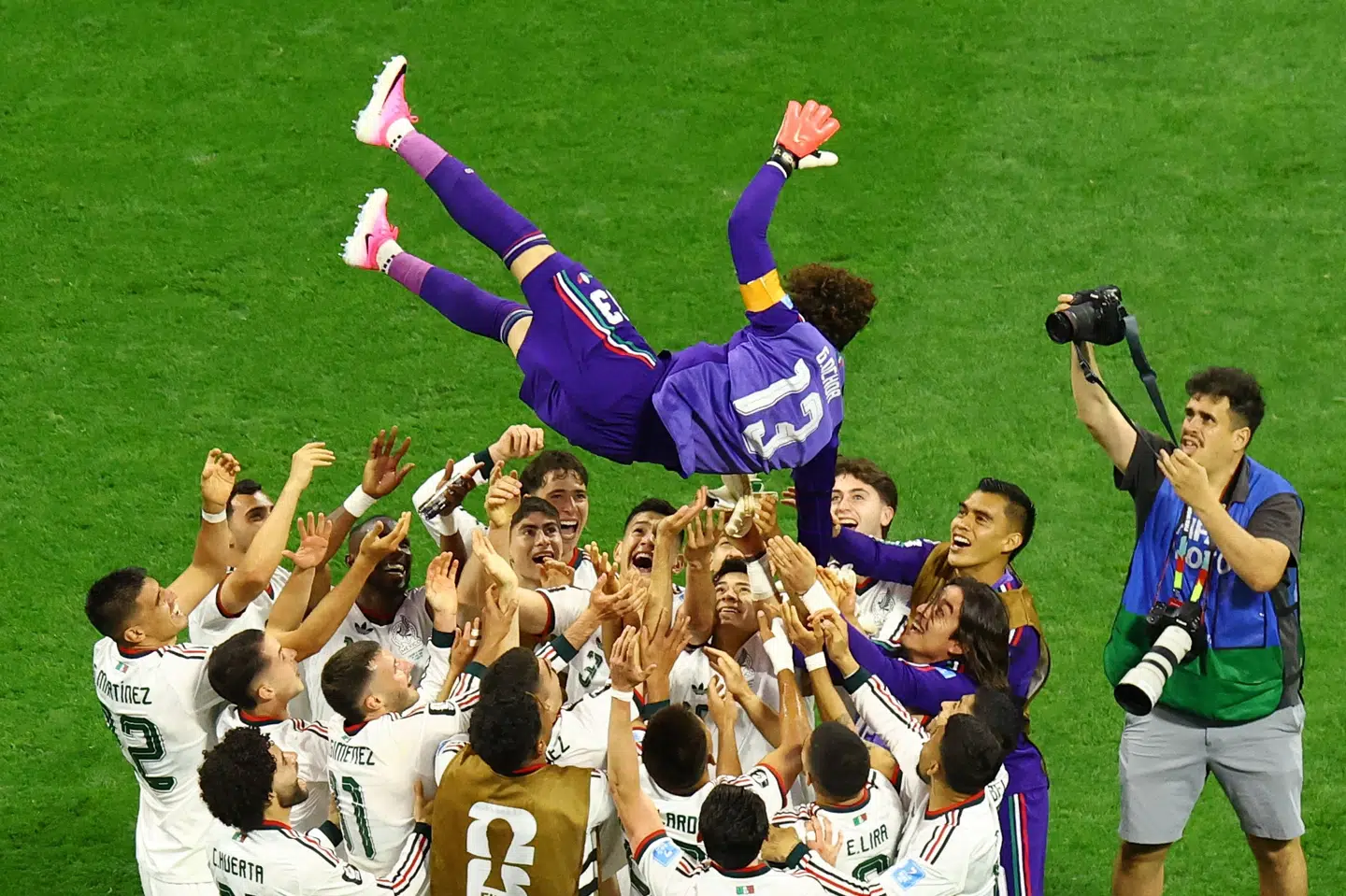 De mexicanske spillere kaster holdets målmandsveteran Guillermo Ochoa i luften, efter at spillerne fejrer hans sjette VM-slutrunde. Ochoa blev skiftet ind i slutningen af Mexicos 3-0-sejr over Tjekkiet ved VM.