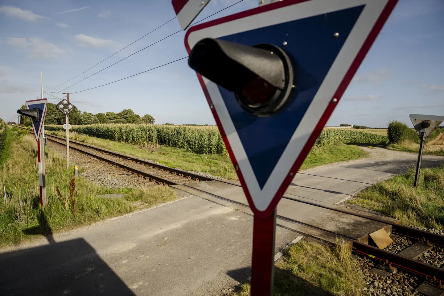 Det var her ved jernbaneoverskæringen ved Kådnervej ved Kliplev, at en 24-årig mand 5. juli 2025 blev påkørt og omkom. Nu anklages en 51-årig mand for uagtsomt at have forvoldt den unge mands død. (Arkivfoto).
