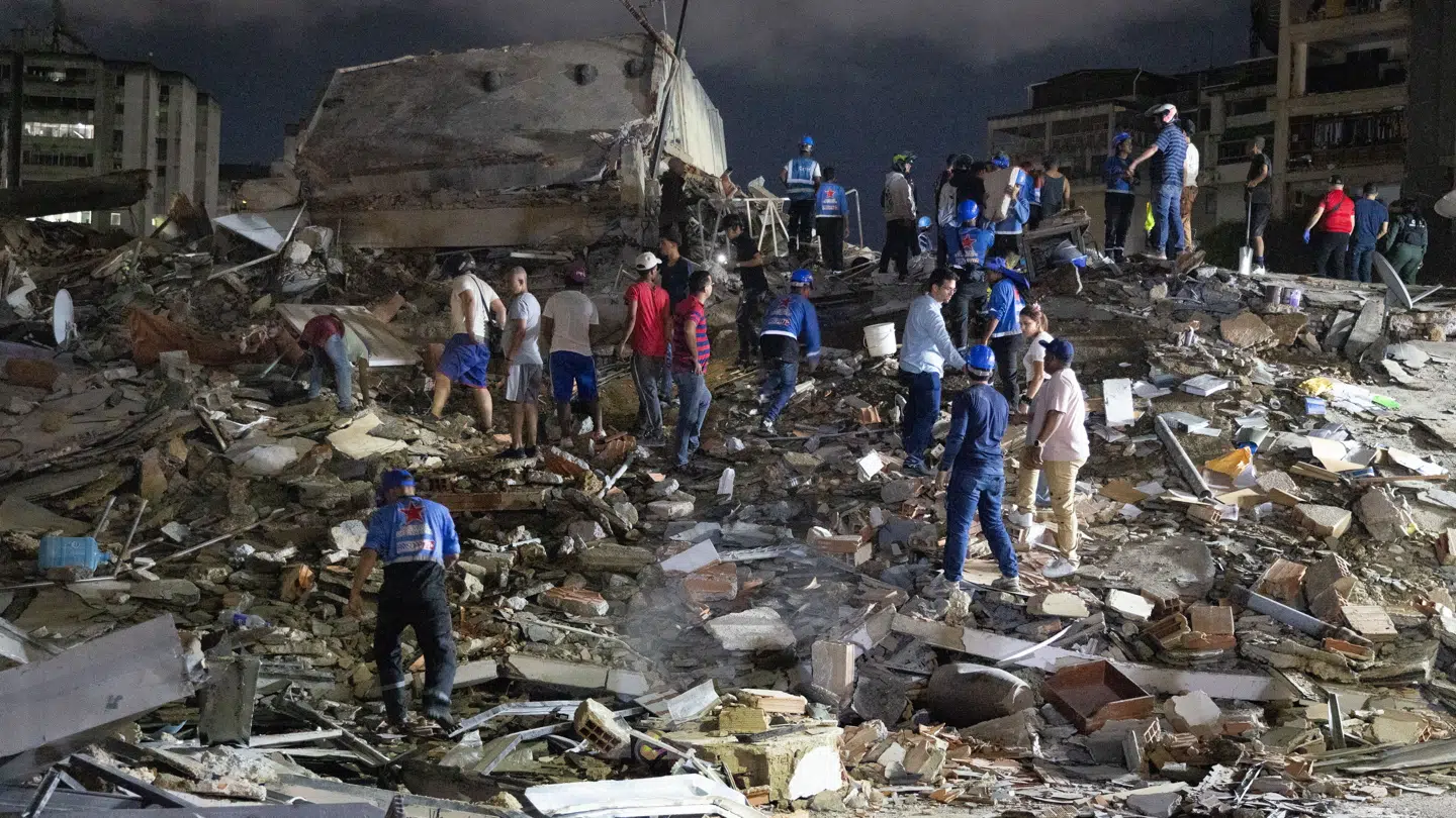 Mellem 10.000 og 100.000 personer kan have mistet livet, lyder en foreløbige vurdering efter to kraftige jordskælv har fundet sted i Venezuela.