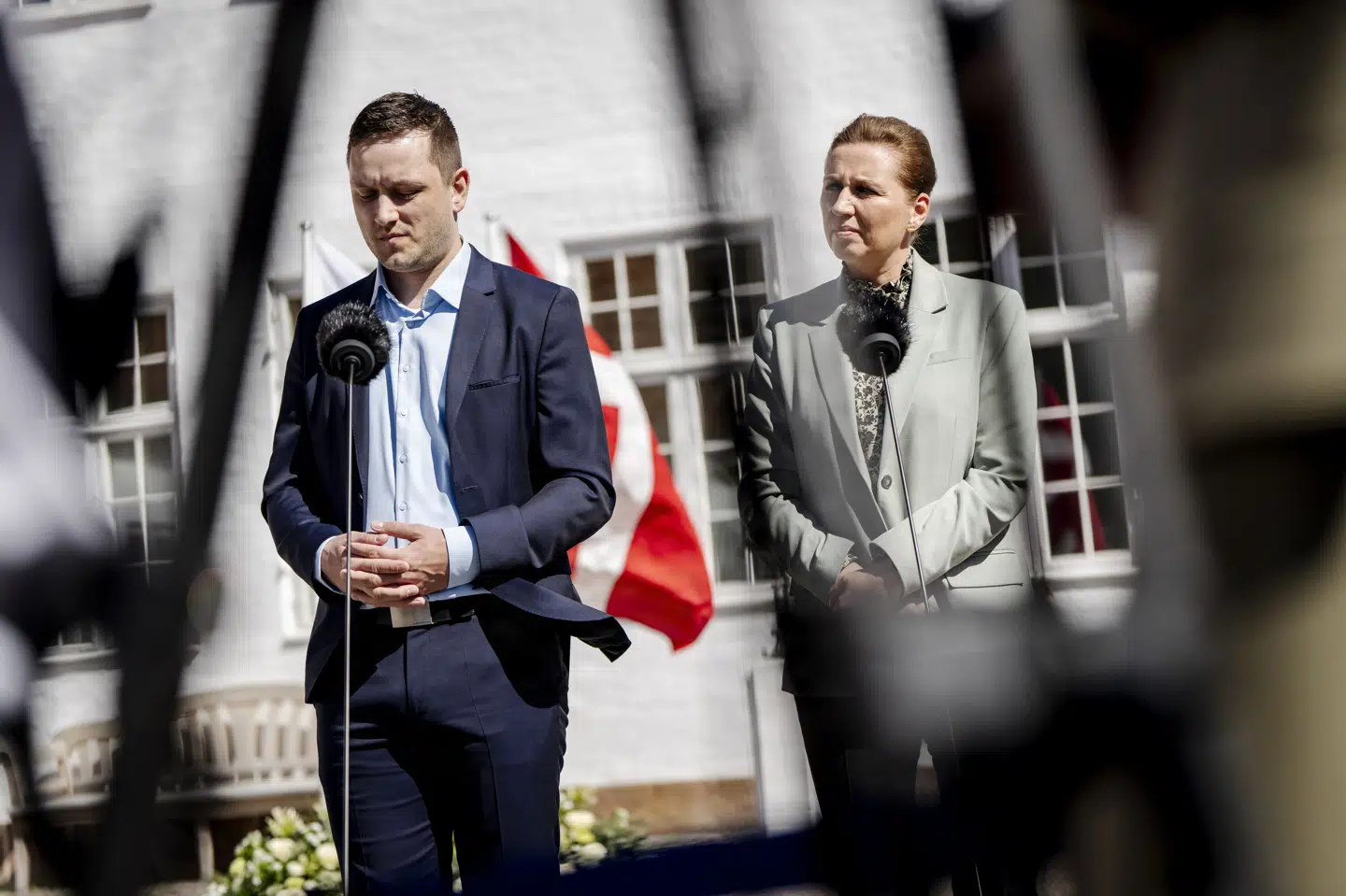 På et kort pressemøde i april sidste år sagde statsminister Mette Frederiksen (S) og den grønlandske regeringschef, Jens-Frederik Nielsen, undskyld til de berørte kvinder i spiralsagen. (Arkivfoto).