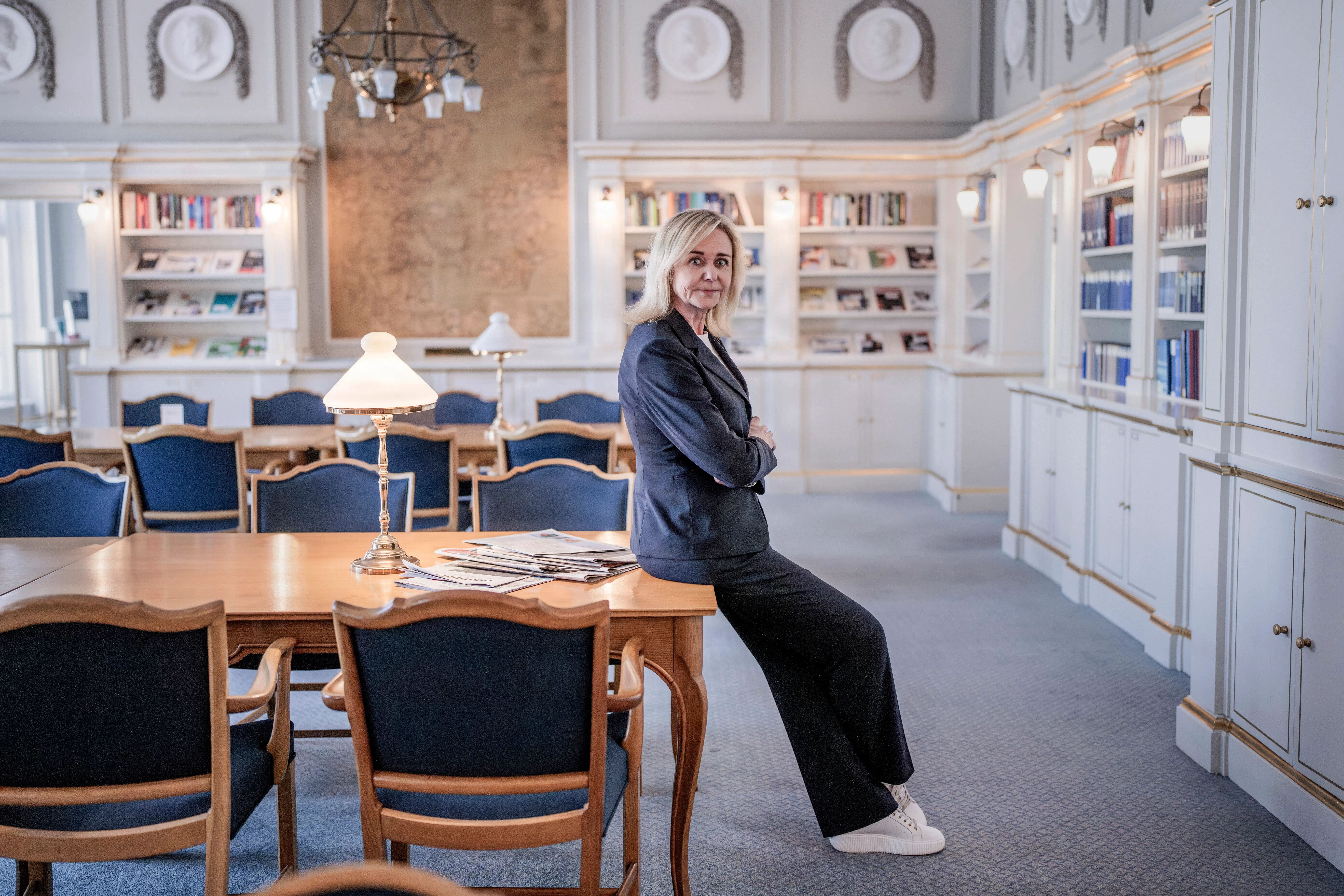 Mona Juul er dybt bekymret for demokratiet. Derfor tager hun journalisterne i forsvar