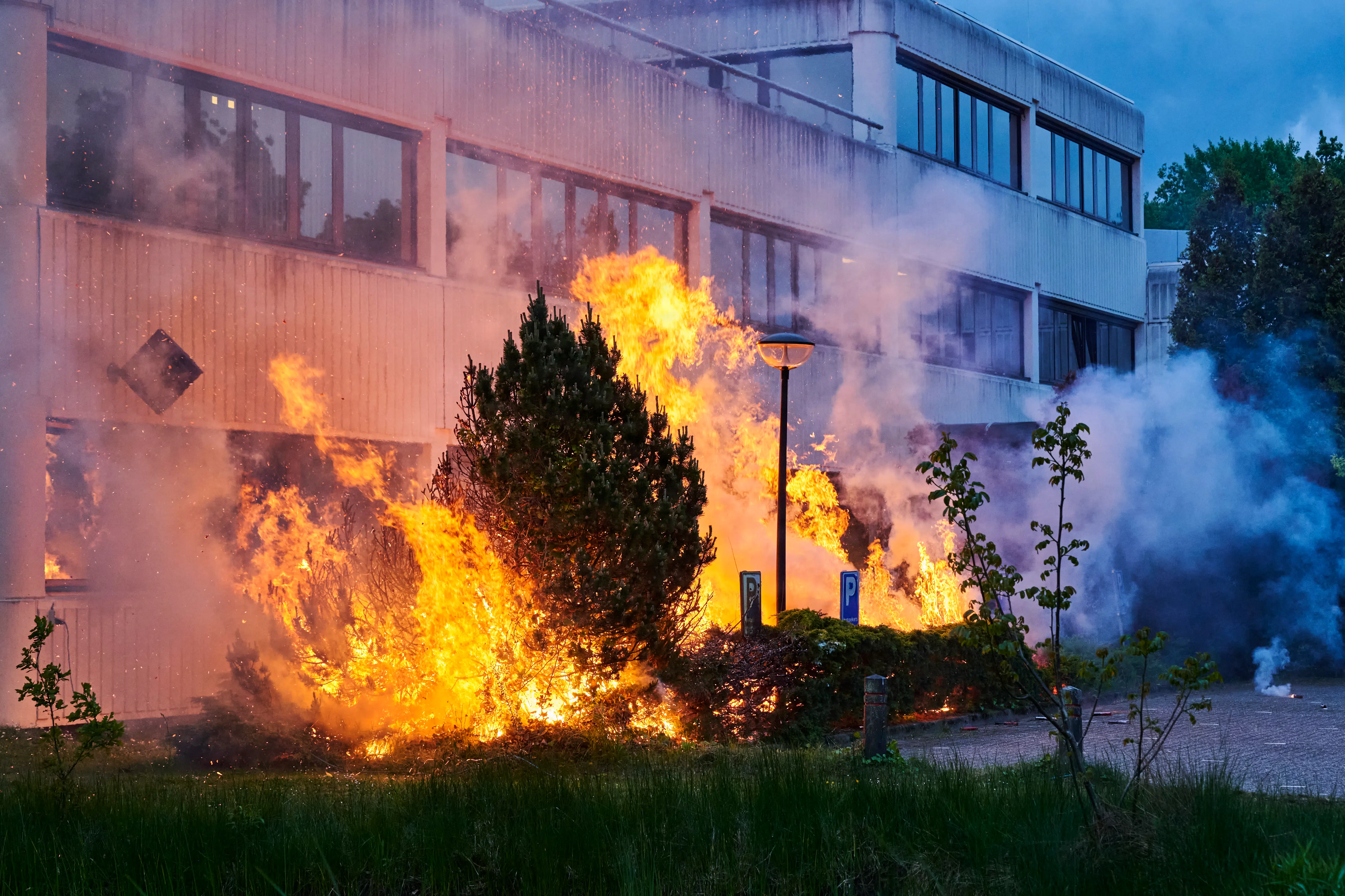 I en lille hollandsk by frygter Noa, at hun bliver den næste Lisa. Volden mod asylcenter er eskaleret, og talsmand hævder, at en afgørende detalje gjorde flammerne uundgåelige