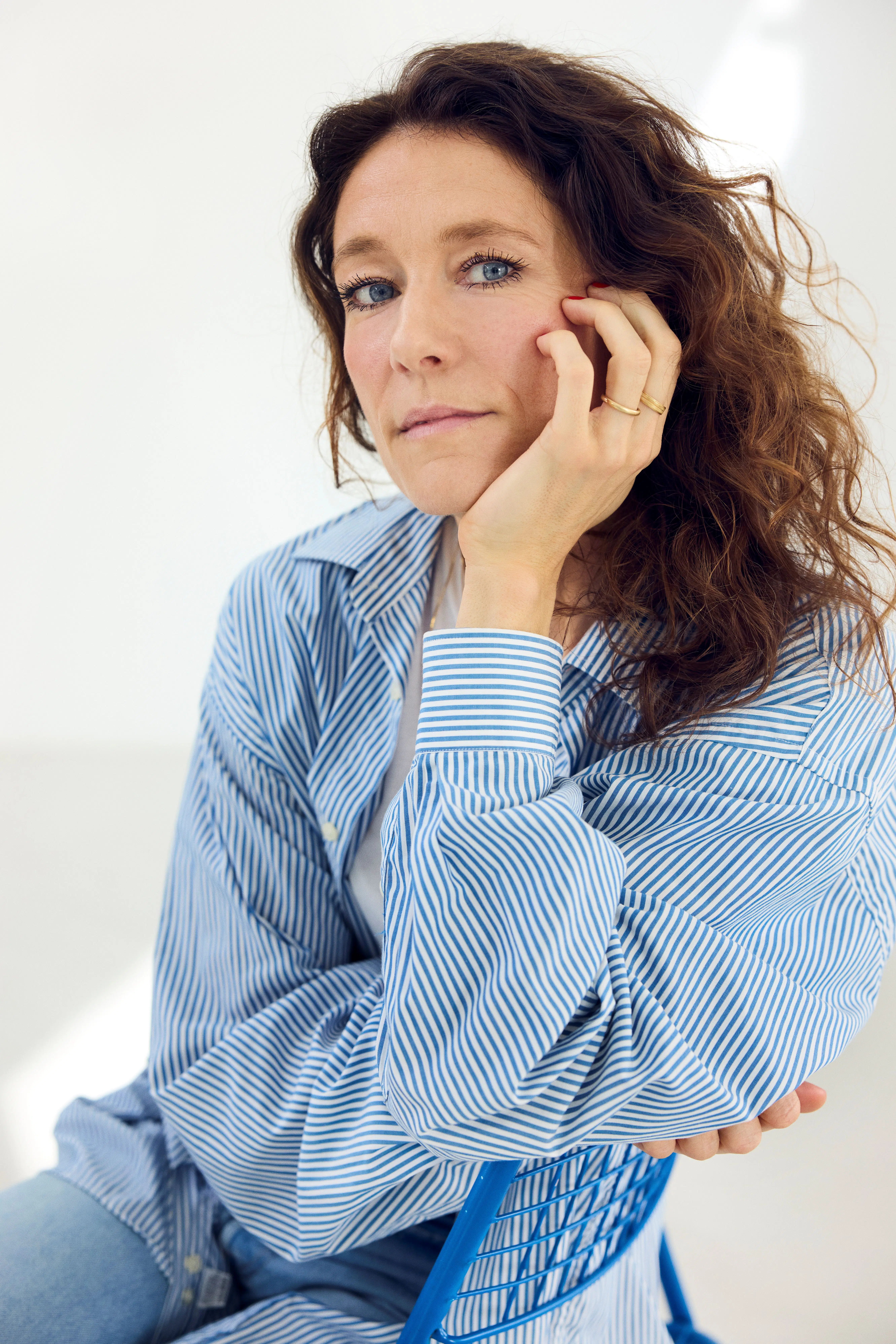 Ludomani, weltschmerz og sort humor: Kirstine K. Høgsbro er tilbage i storform