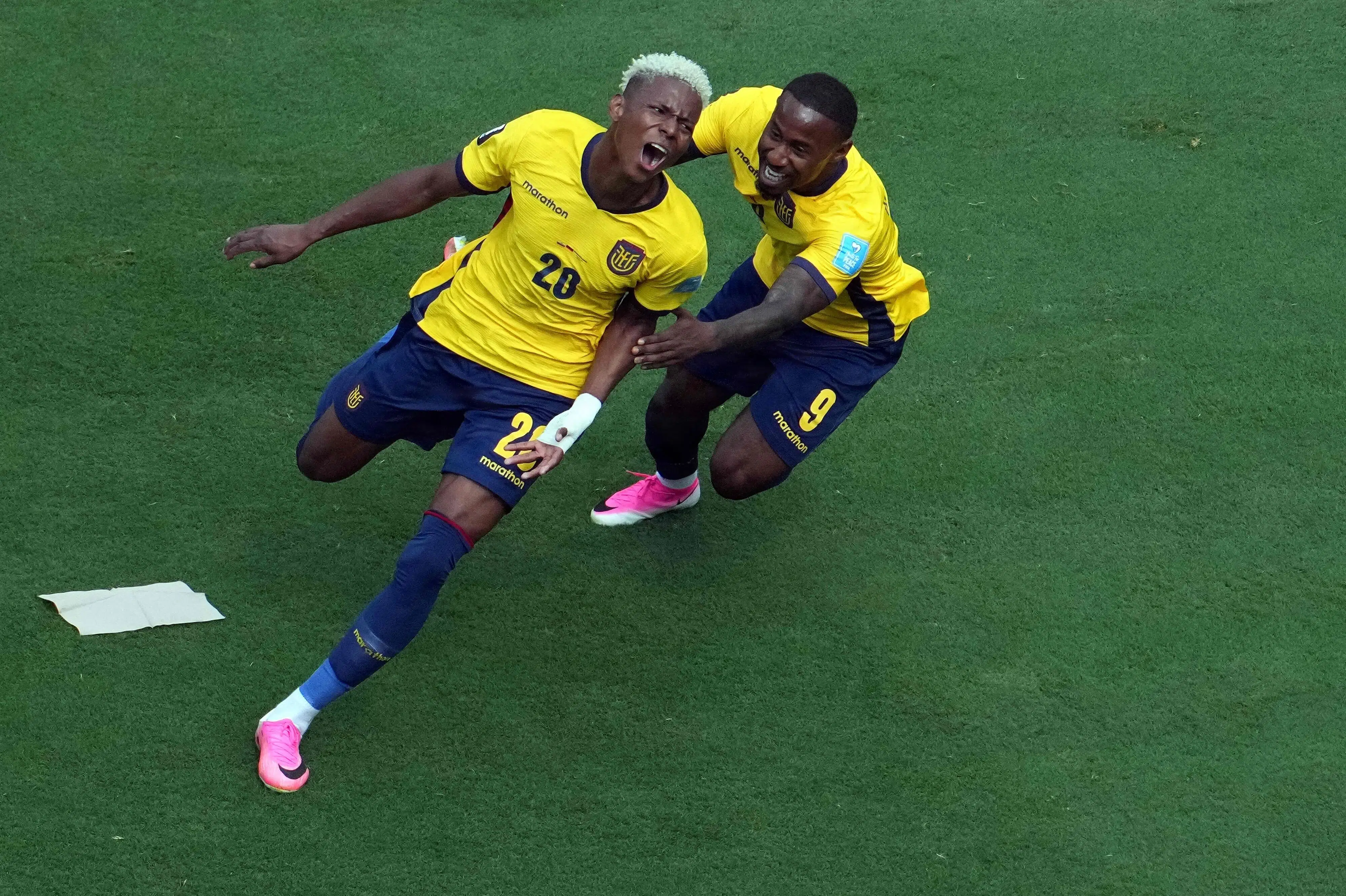 Ecuador sikrer avancement efter comebacksejr over Tyskland