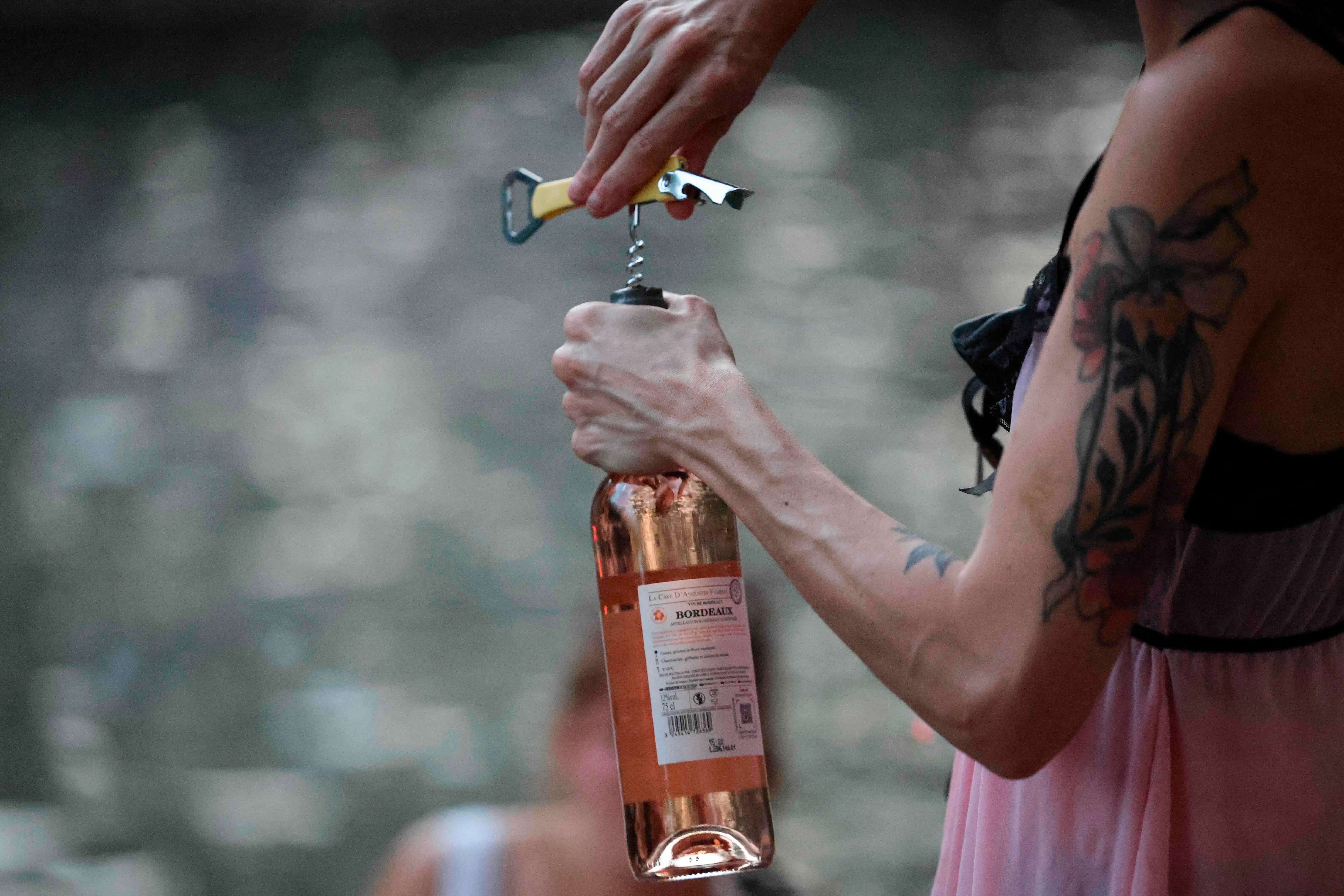 Varmen får Paris til at indføre delvist alkoholforbud i weekenden