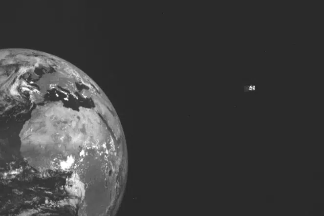 Kamera i rummet fanger billede af skyfri himmel under hedebølge