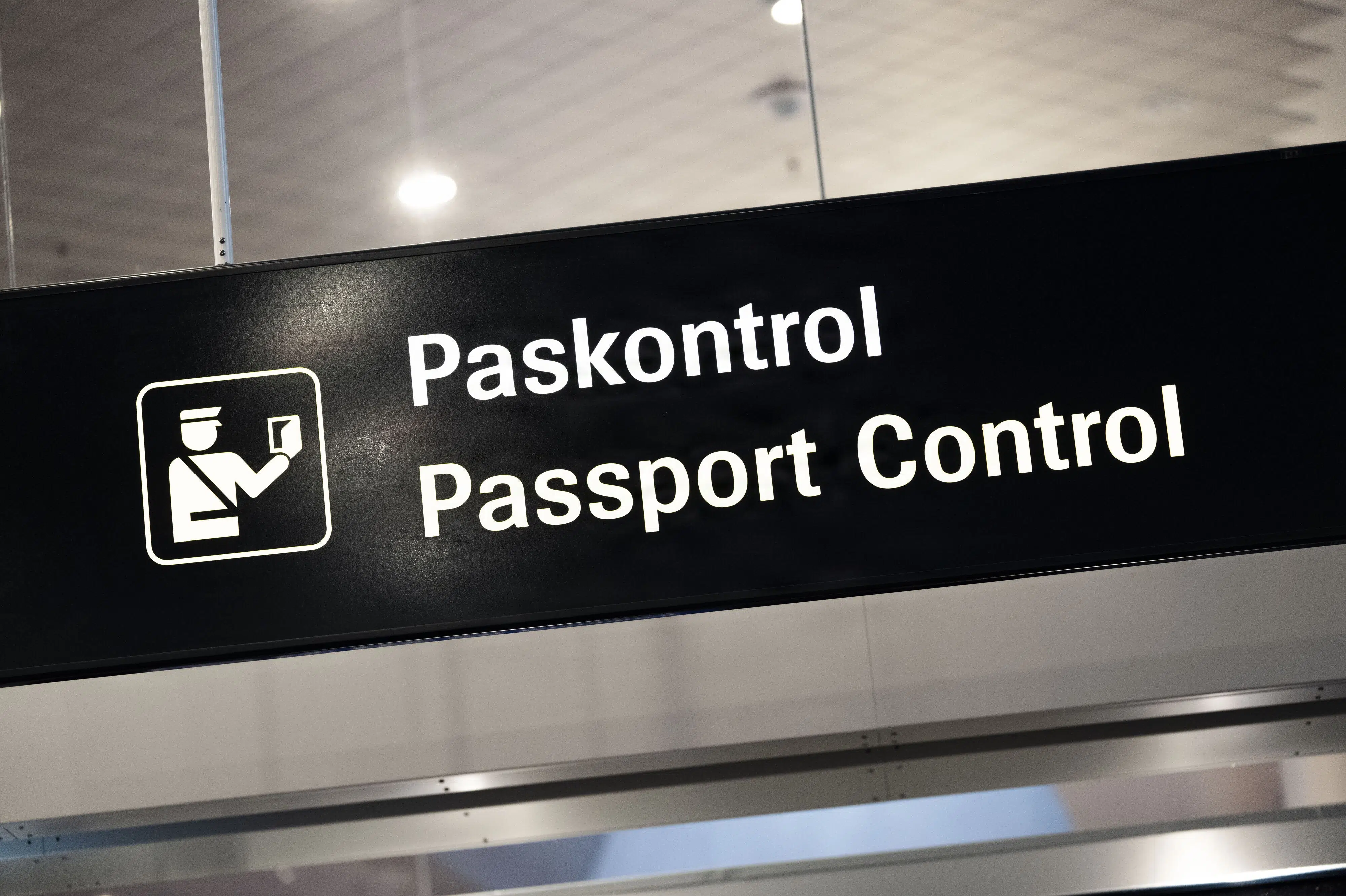 Politi har indsat 120 ekstra medarbejdere til paskontrol i lufthavn