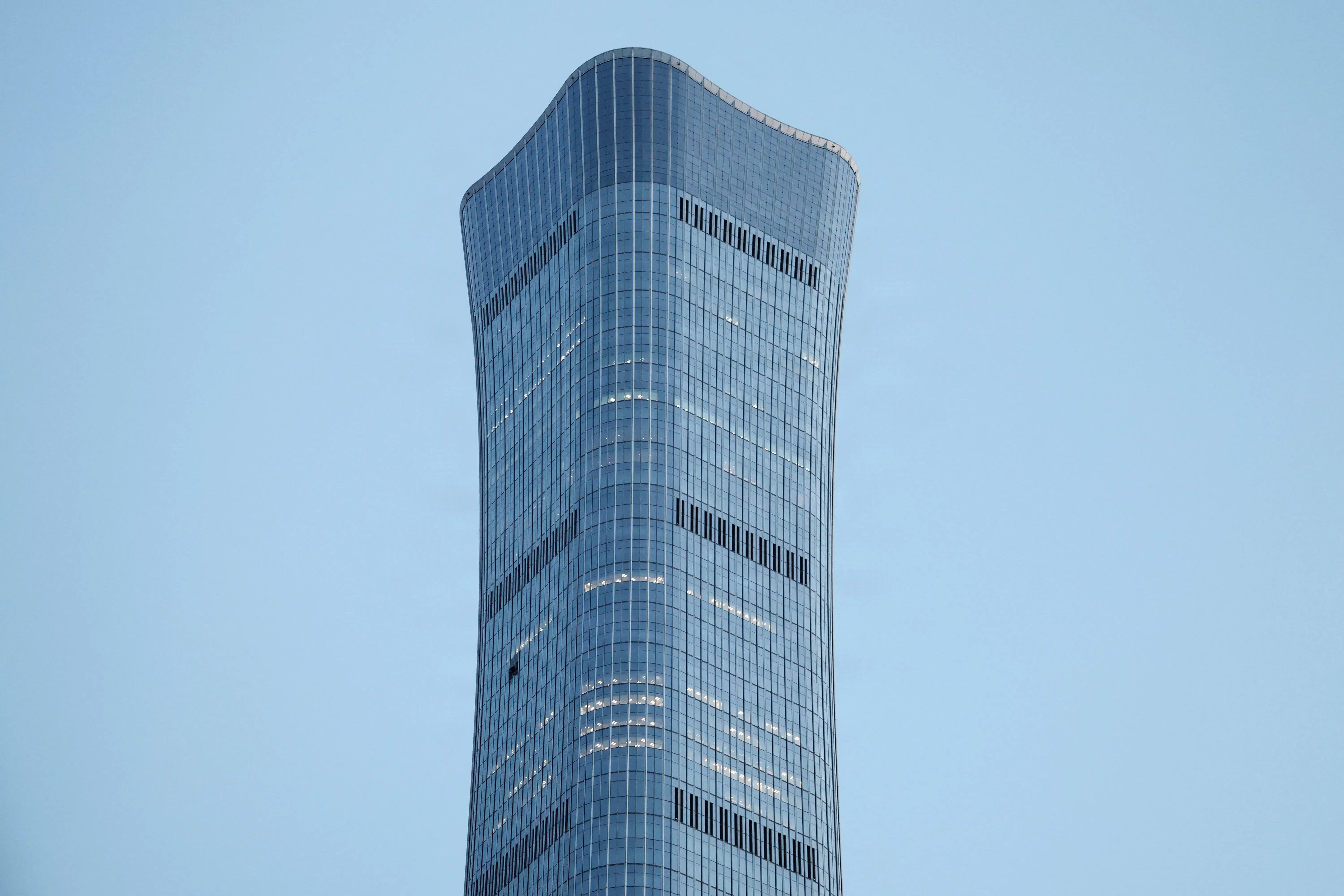 Mindre fly flyver ind i 528 meter høj Beijing-skyskraber