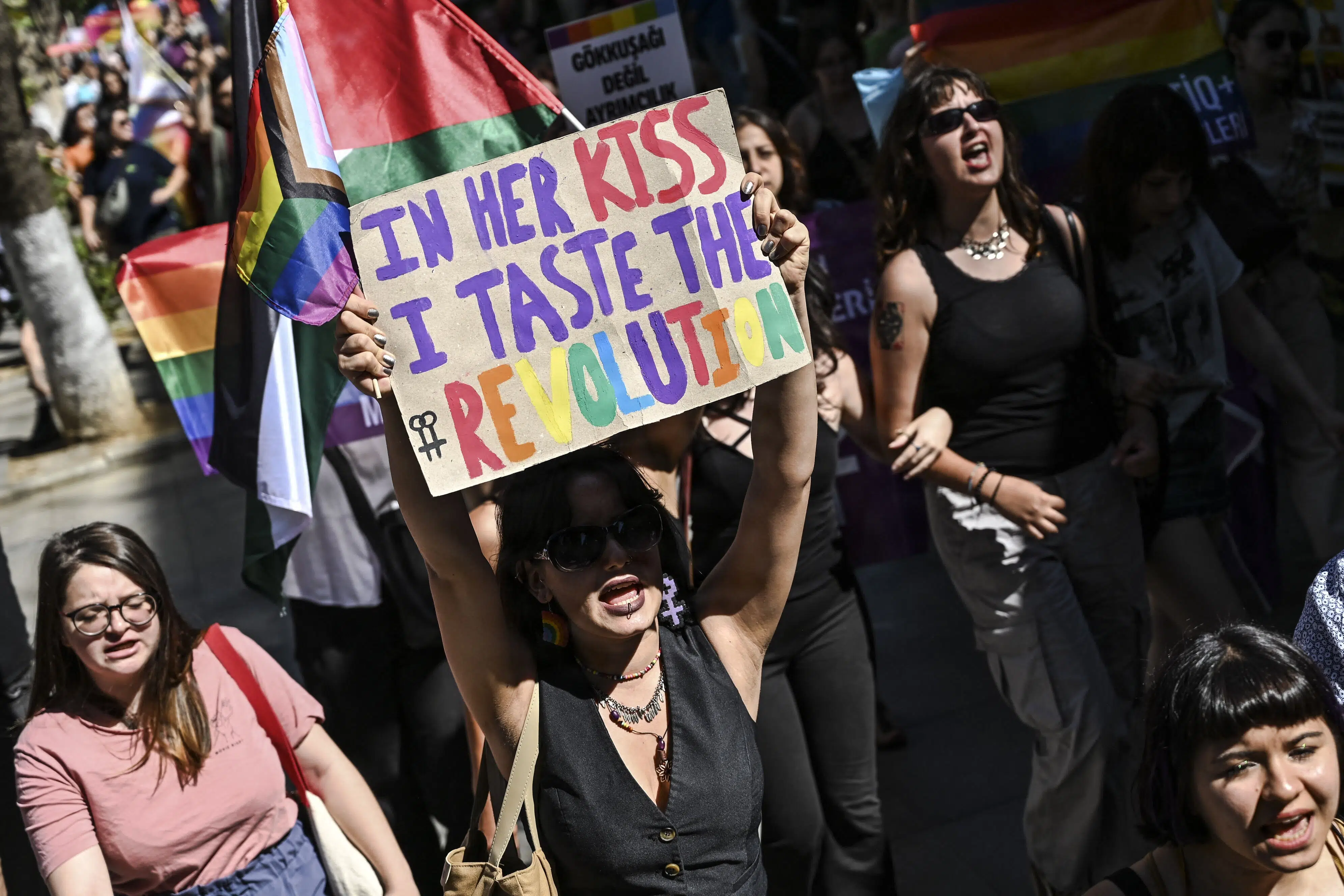 Tyrkisk politi anholder mindst 50 ved pride i Istanbul