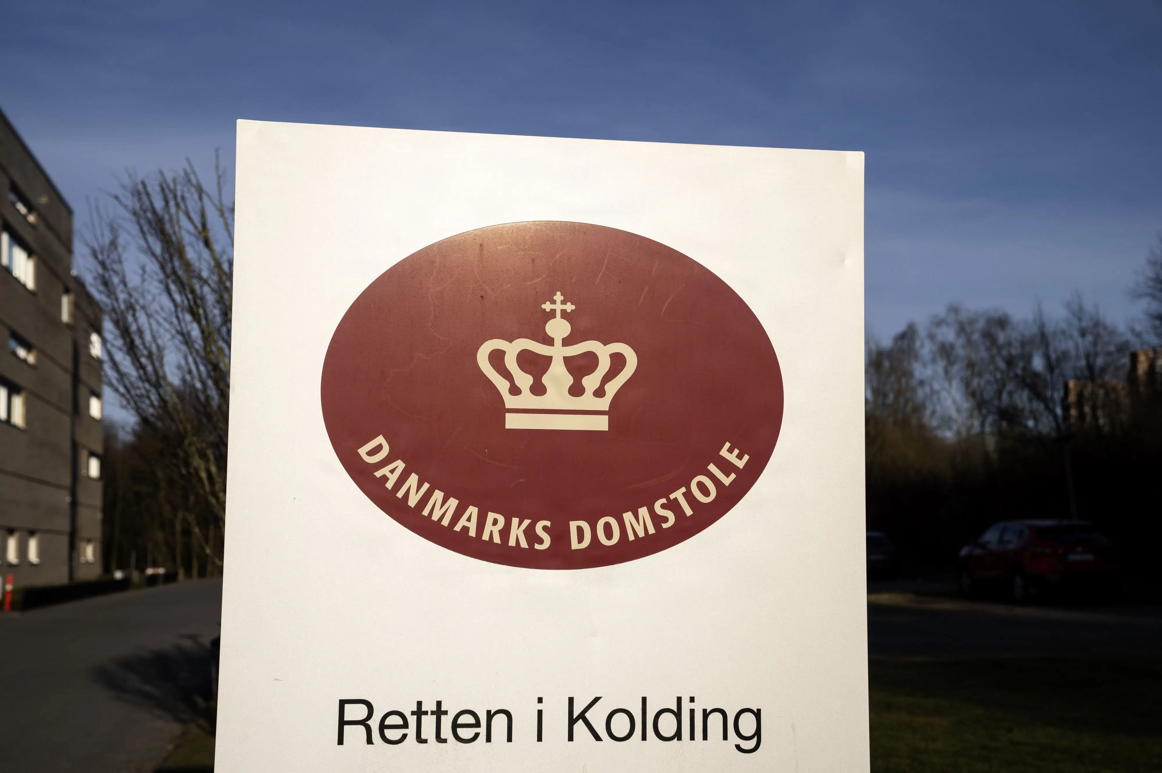 Drabsmand brød ind iført regntøj og med taske fuld af remedier