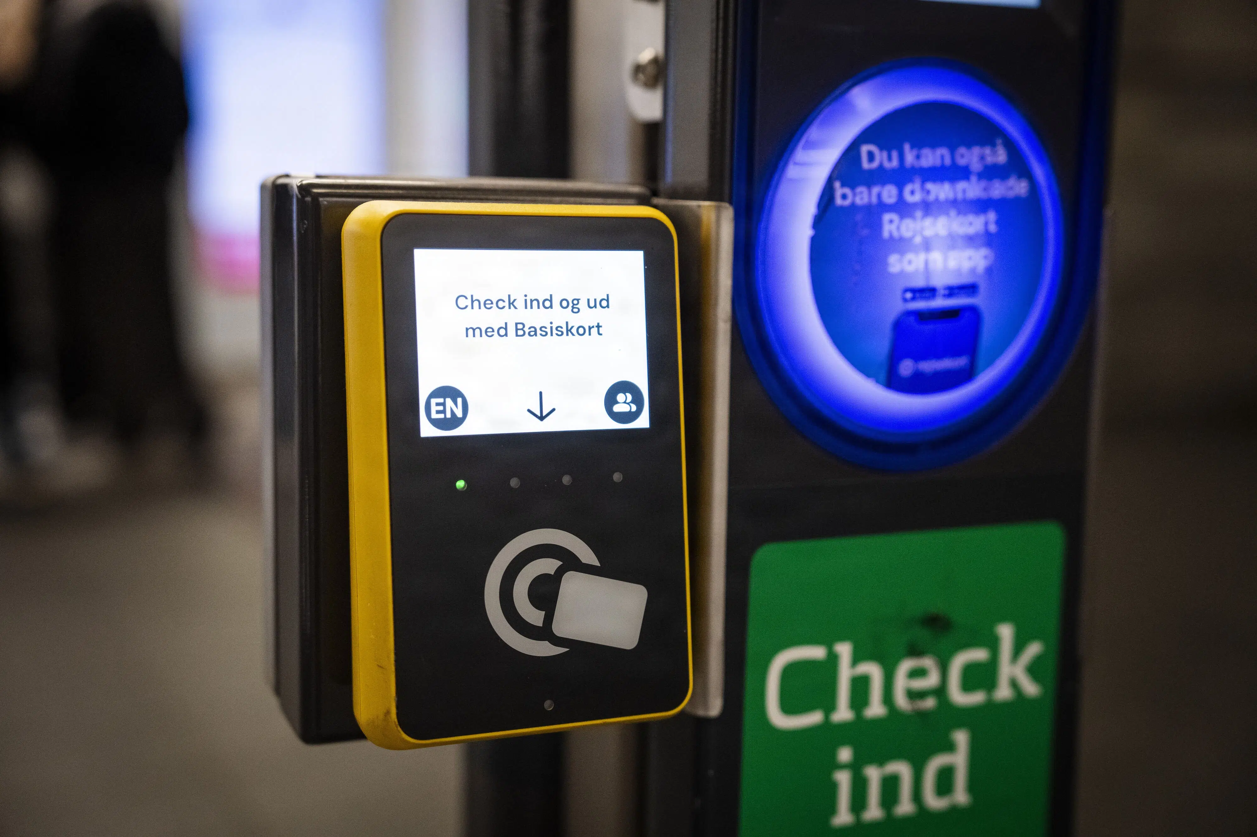Sidste dag for rejsekortet skaber lange køer i København