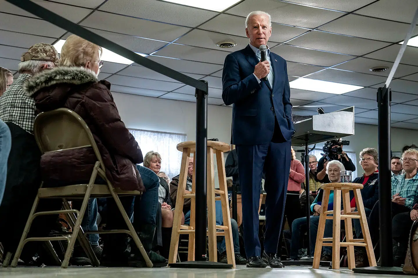 Joe Biden går stille og roligt rundt til vælgermødet og holder sit foredrag uden manuskript.