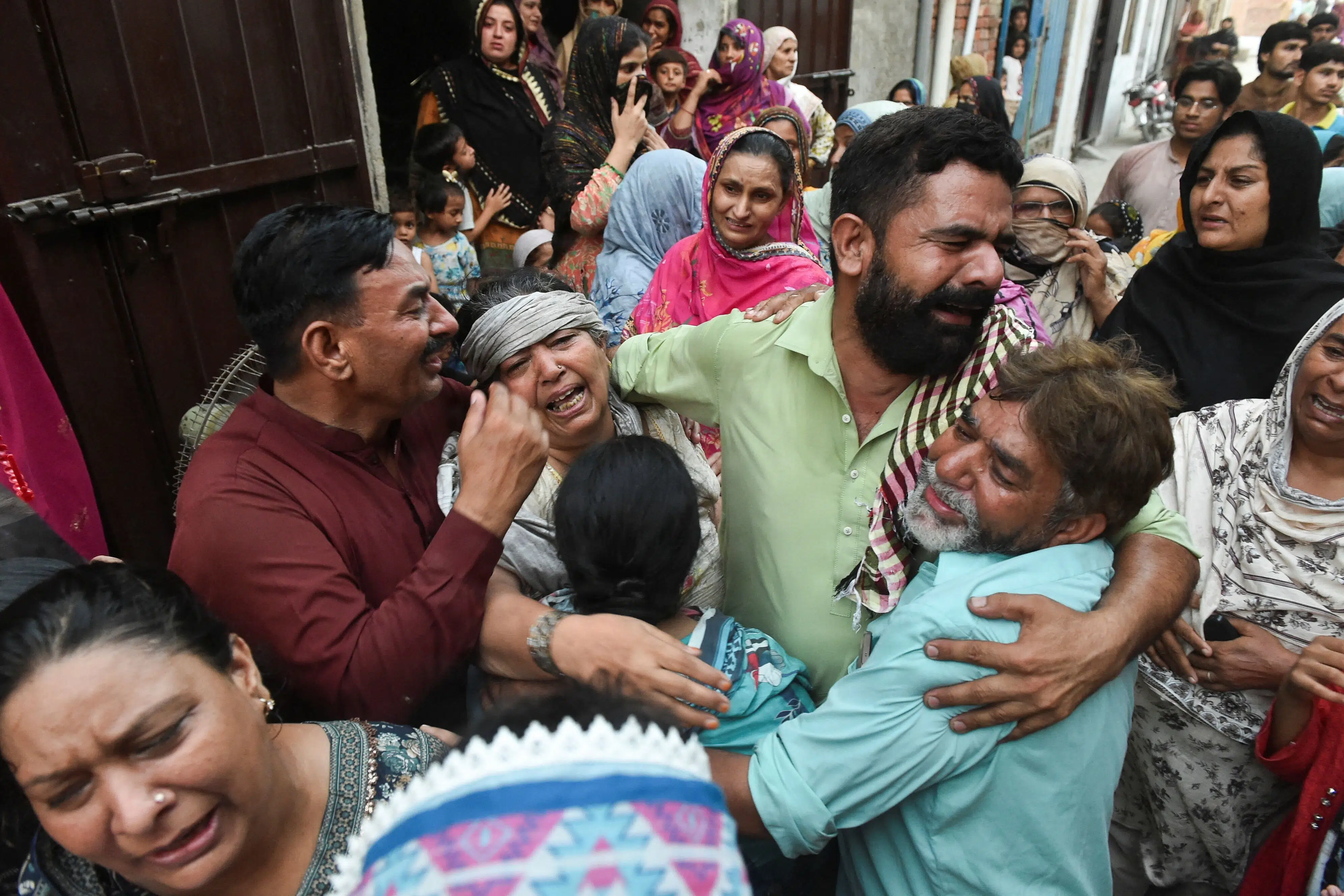 14 børn dræbt i tagkollaps i pakistansk by