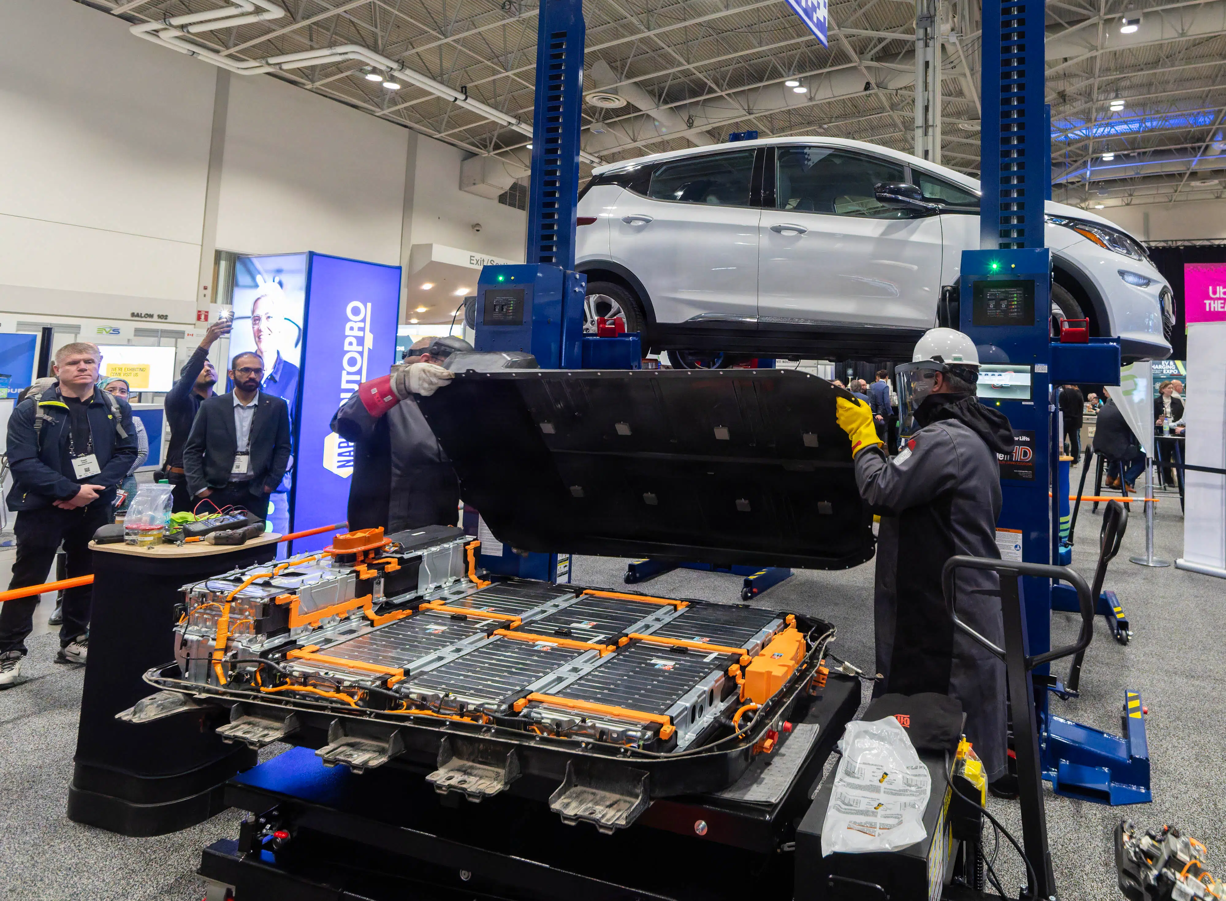 Business-overblik: Kritiske batterifejl rammer elbiler på stribe