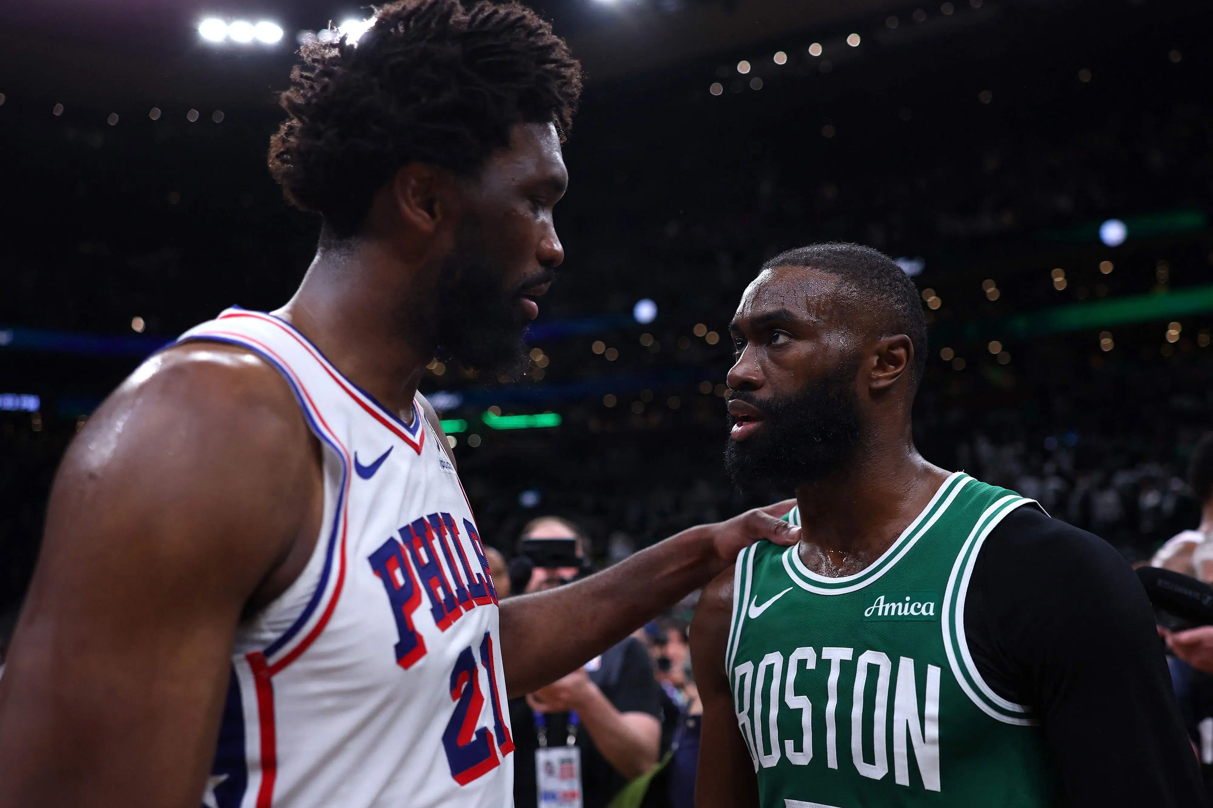 Celtics siger farvel til stjernespilleren Brown i stor handel