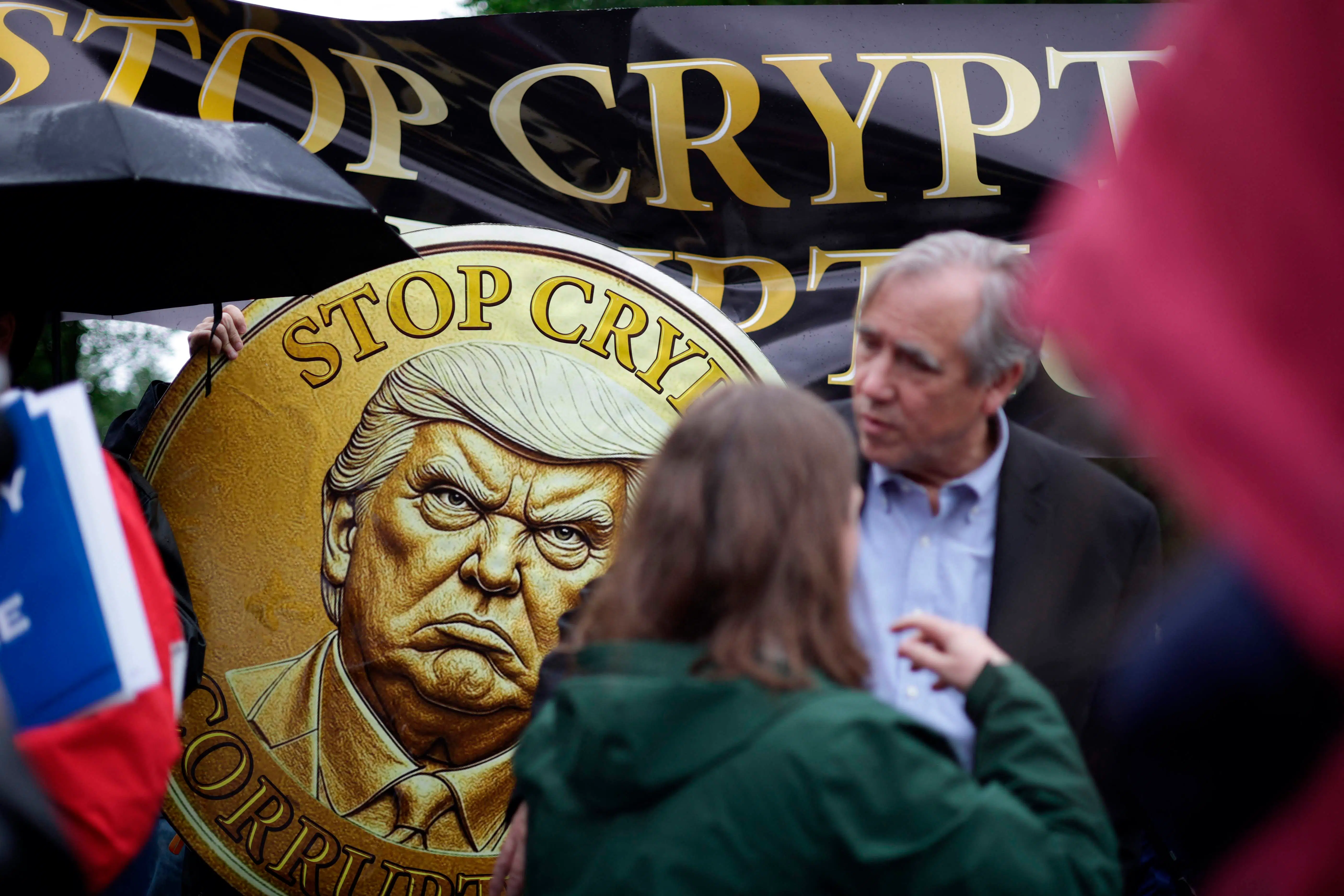 Trump scorede kassen på kryptohandler – hans fans tabte formuer