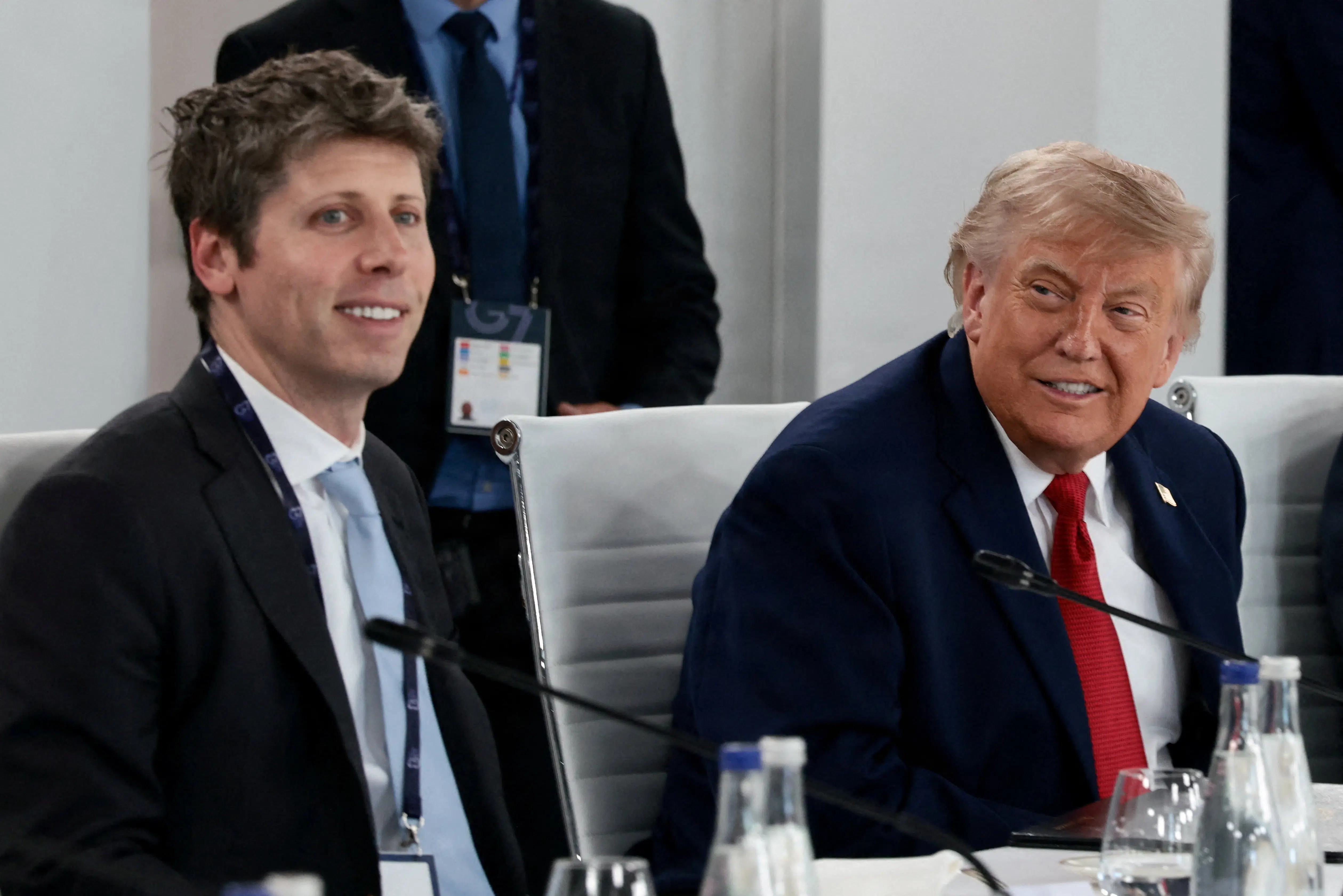 Business-update: Manden bag ChatGPT rækker hånden ud til Trump. Tilbyder fem procent af selskabet