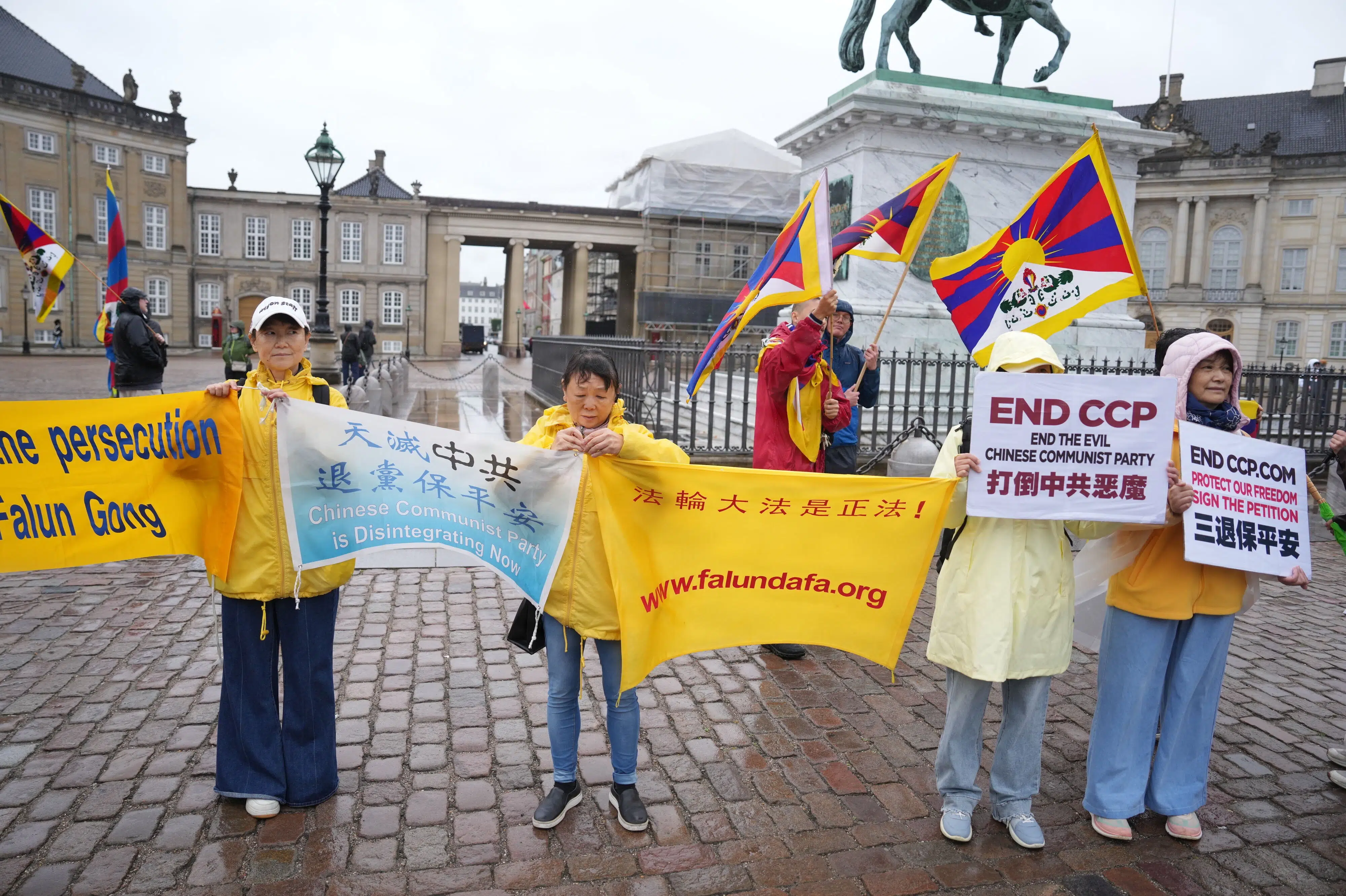 Demonstranter er mødt op med Tibet-flag under kinesisk topbesøg