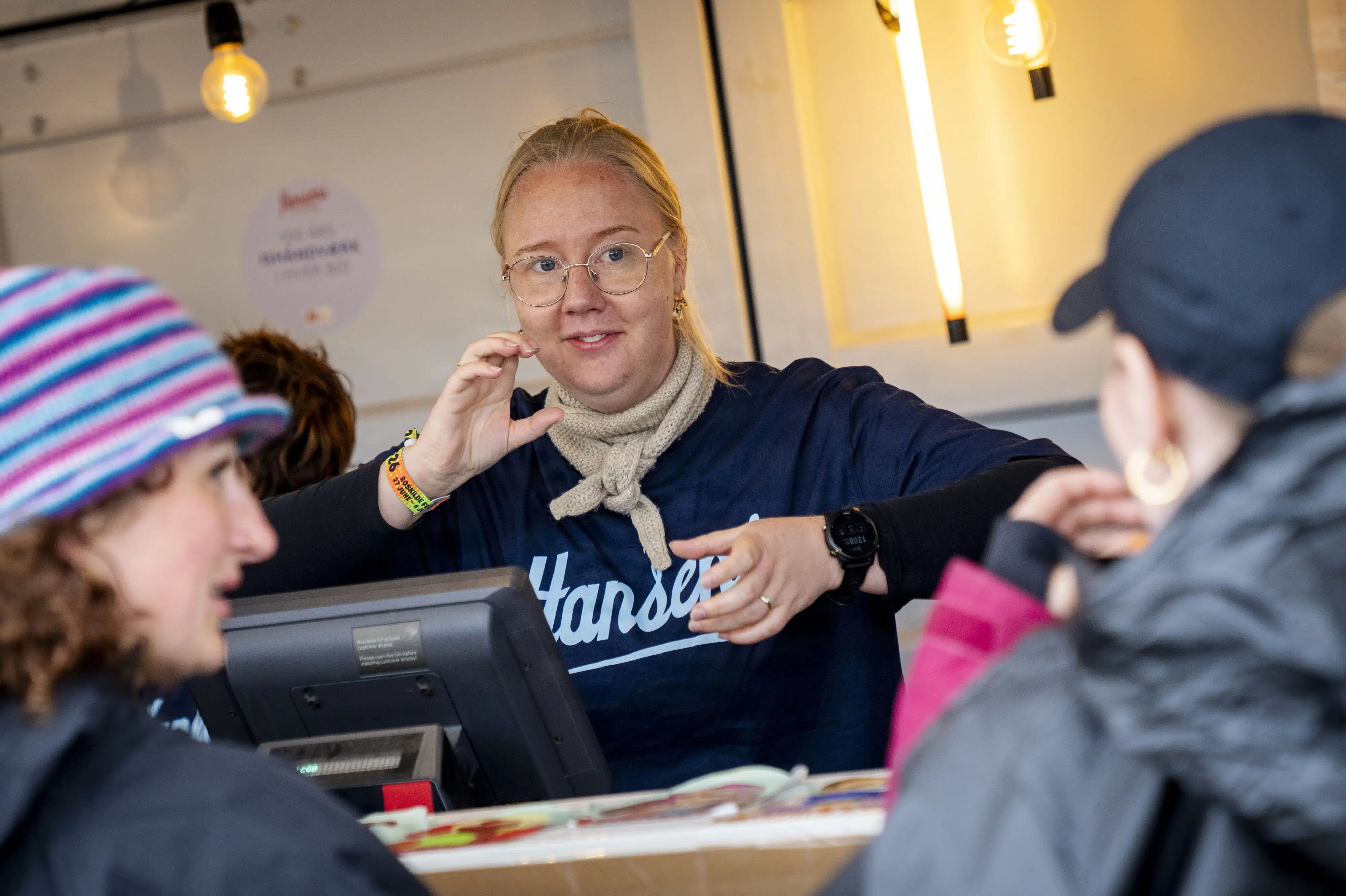 Festivalgæster lærer tegnsprog ved milkshakebod