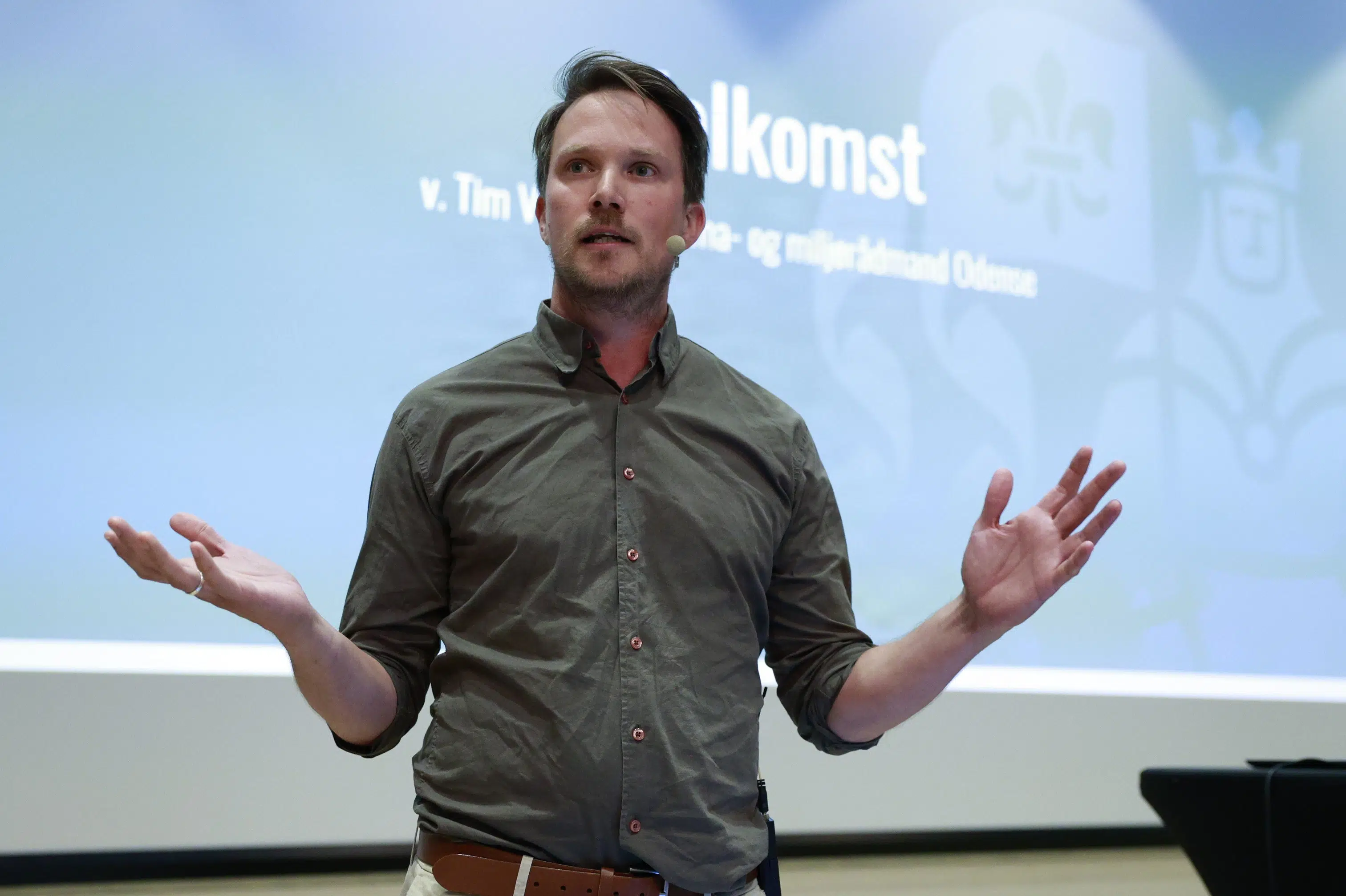 Mange på borgermøde har mærket generende larve på egen krop