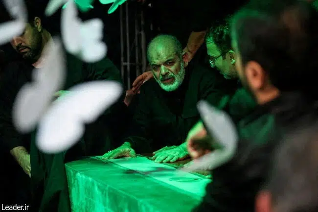 Iran tager afsked med ayatollah fire måneder efter hans død