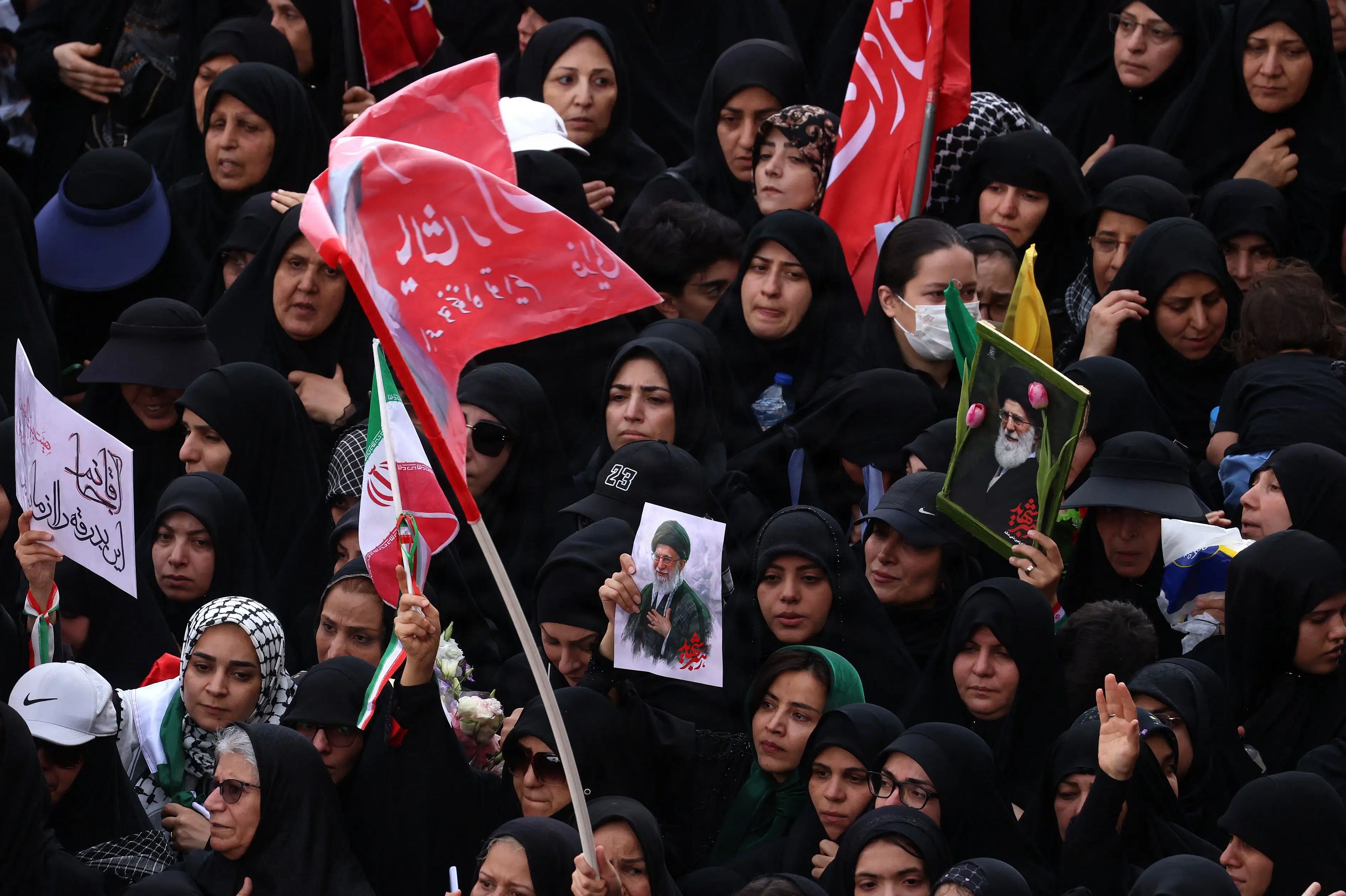 Iranere strømmer til for at tage afsked med ayatollahen