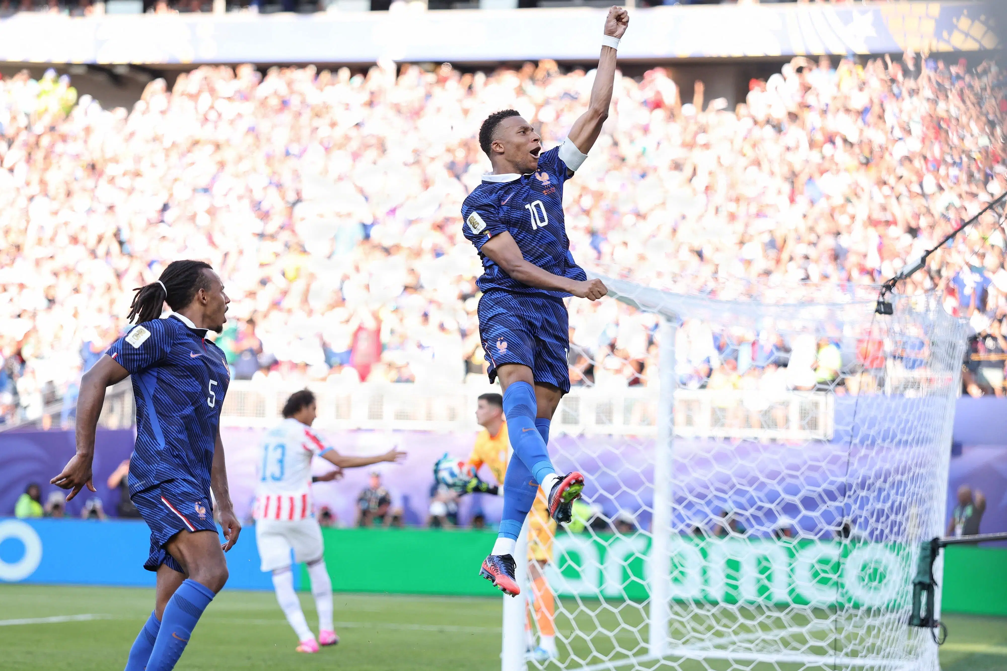 Mbappé-straffe får Frankrig forbi Paraguays unoder