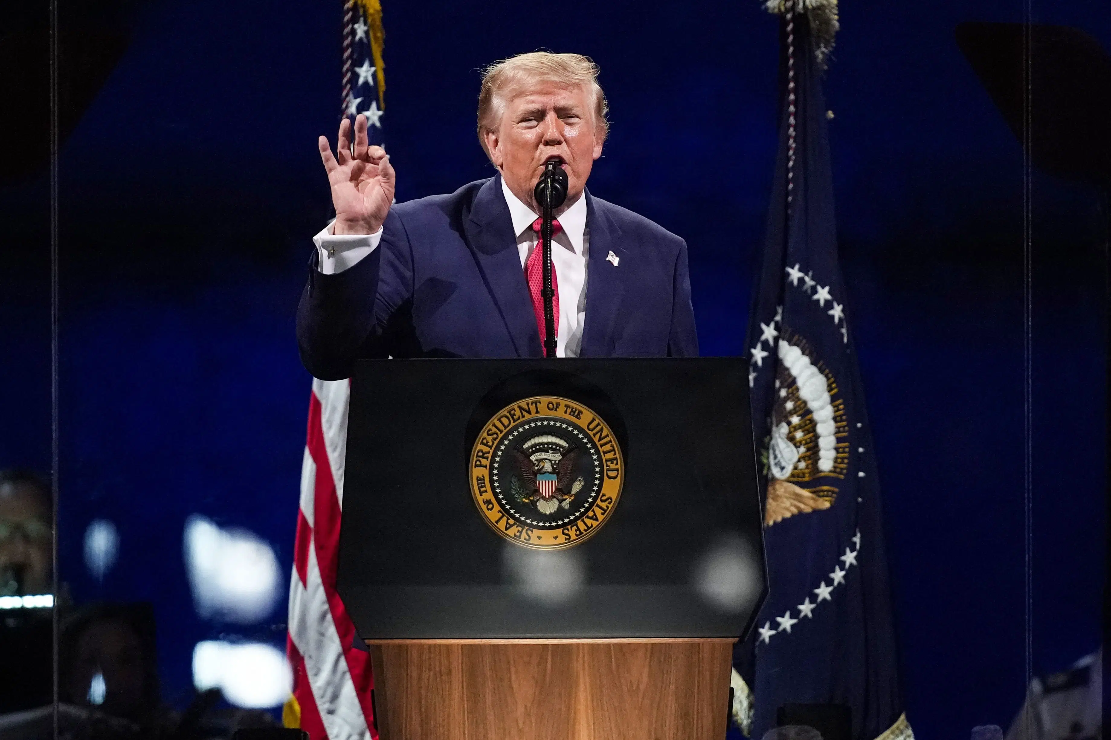 Trump går på talerstolen efter uvejr: Ingen kan tage vores frihed