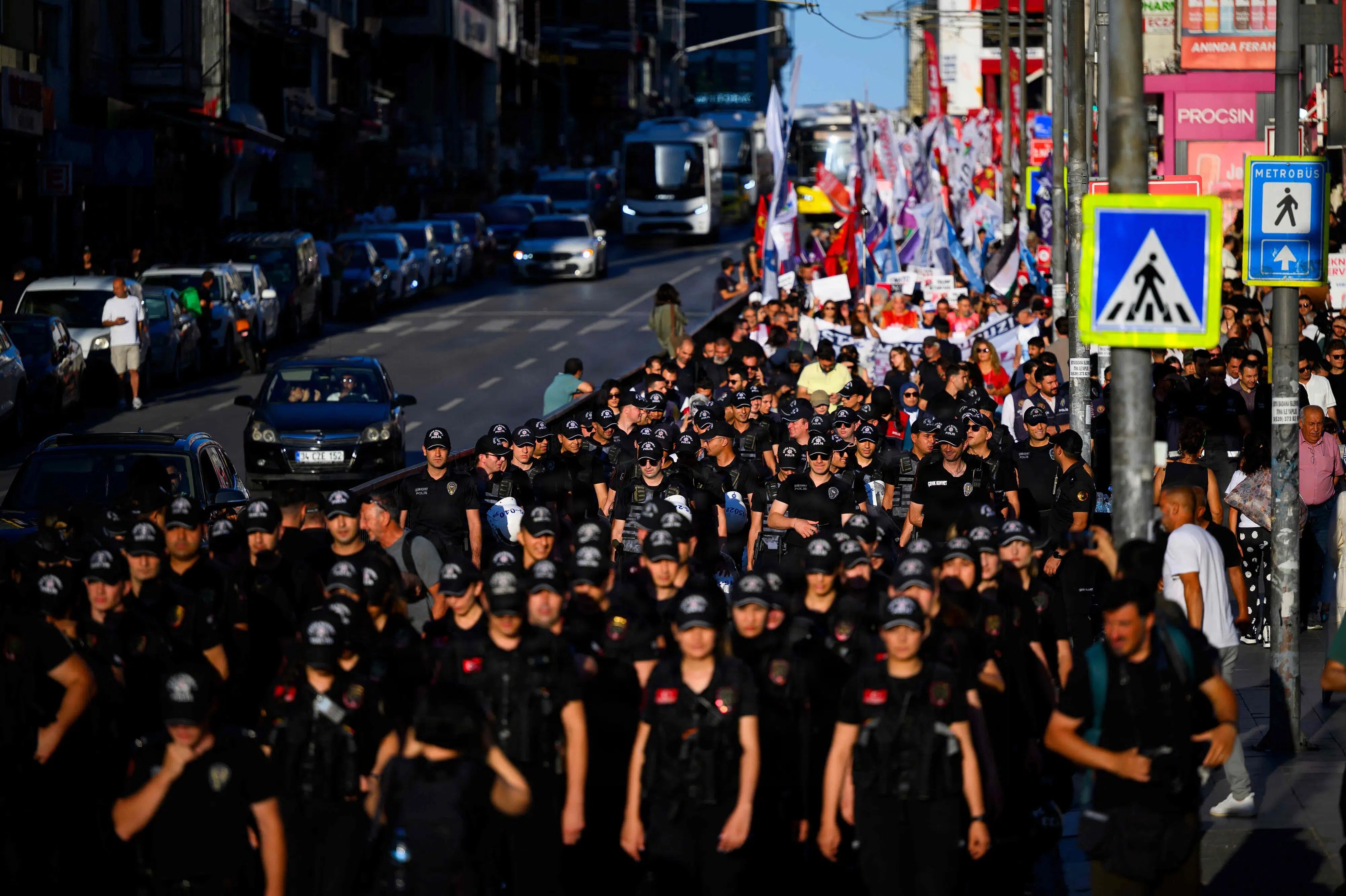 Flere end 100 Nato-kritiske demonstranter tilbageholdt i Tyrkiet