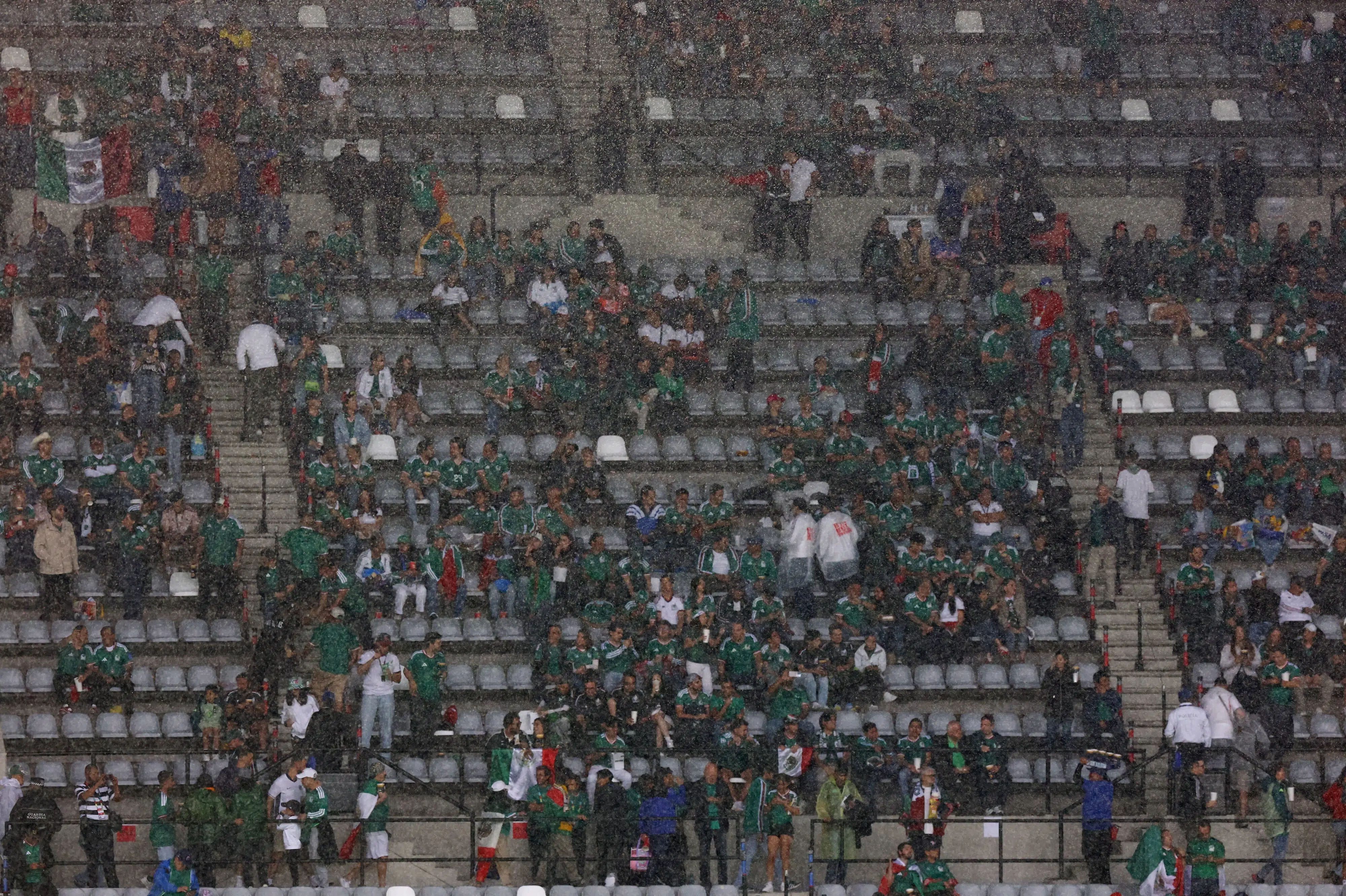 Uvejr udskyder Mexicos ottendedelsfinale mod England