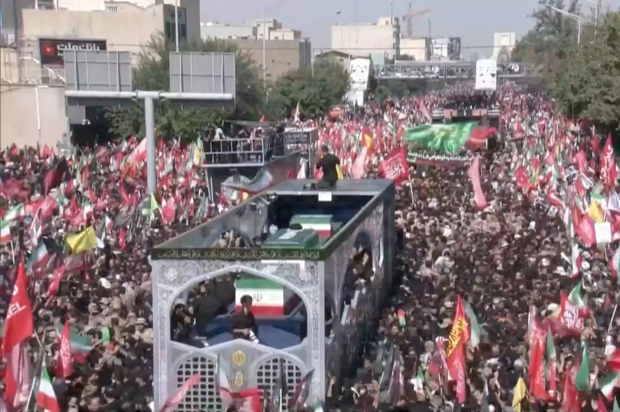 Sørgende fylder Teherans gader under begravelsesoptog for Khamenei