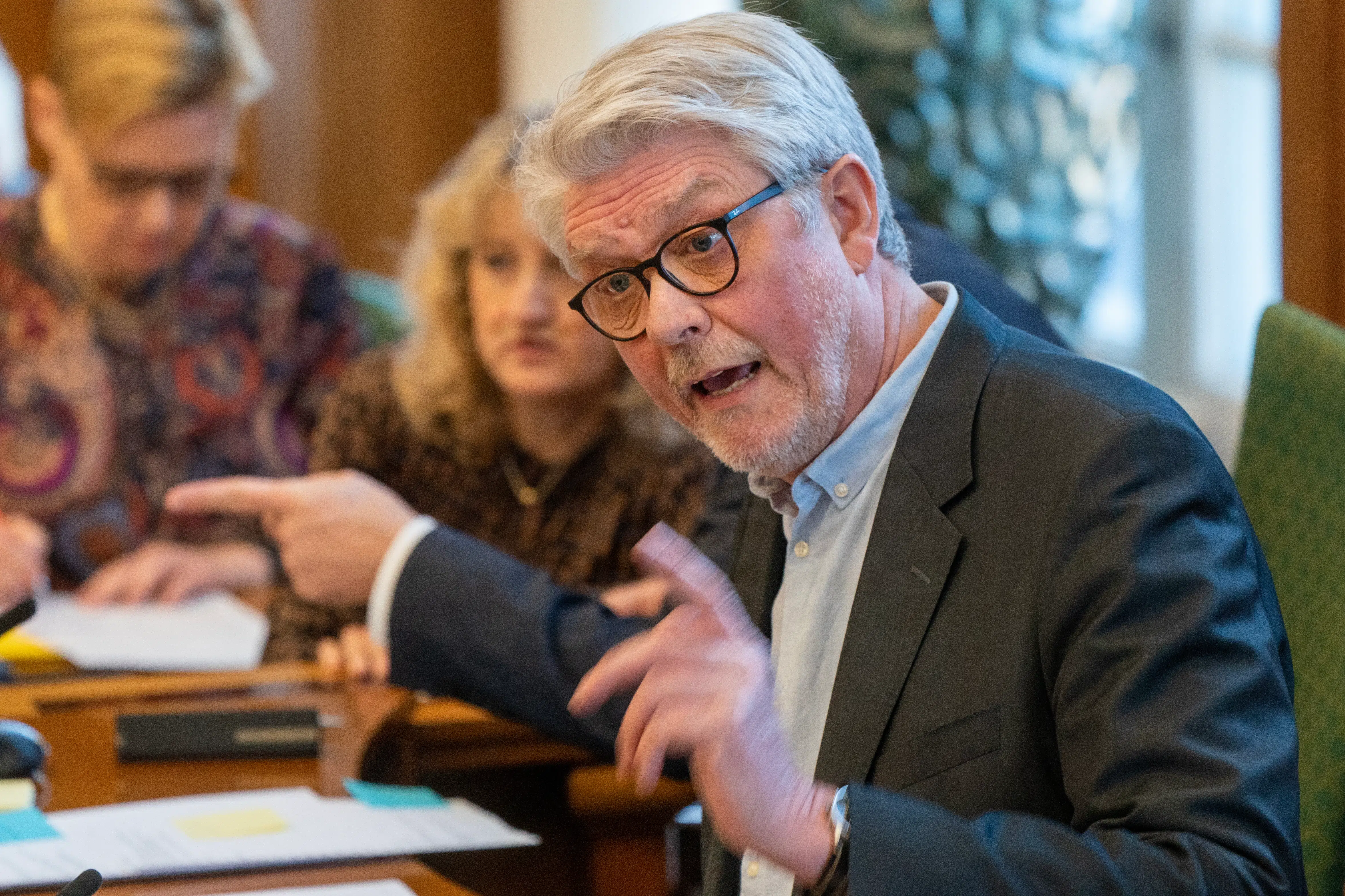 Karsten Hønge har været med til at nikke til at få en præst på Christiansborg. Og han vil gerne rydde en misforståelse af vejen