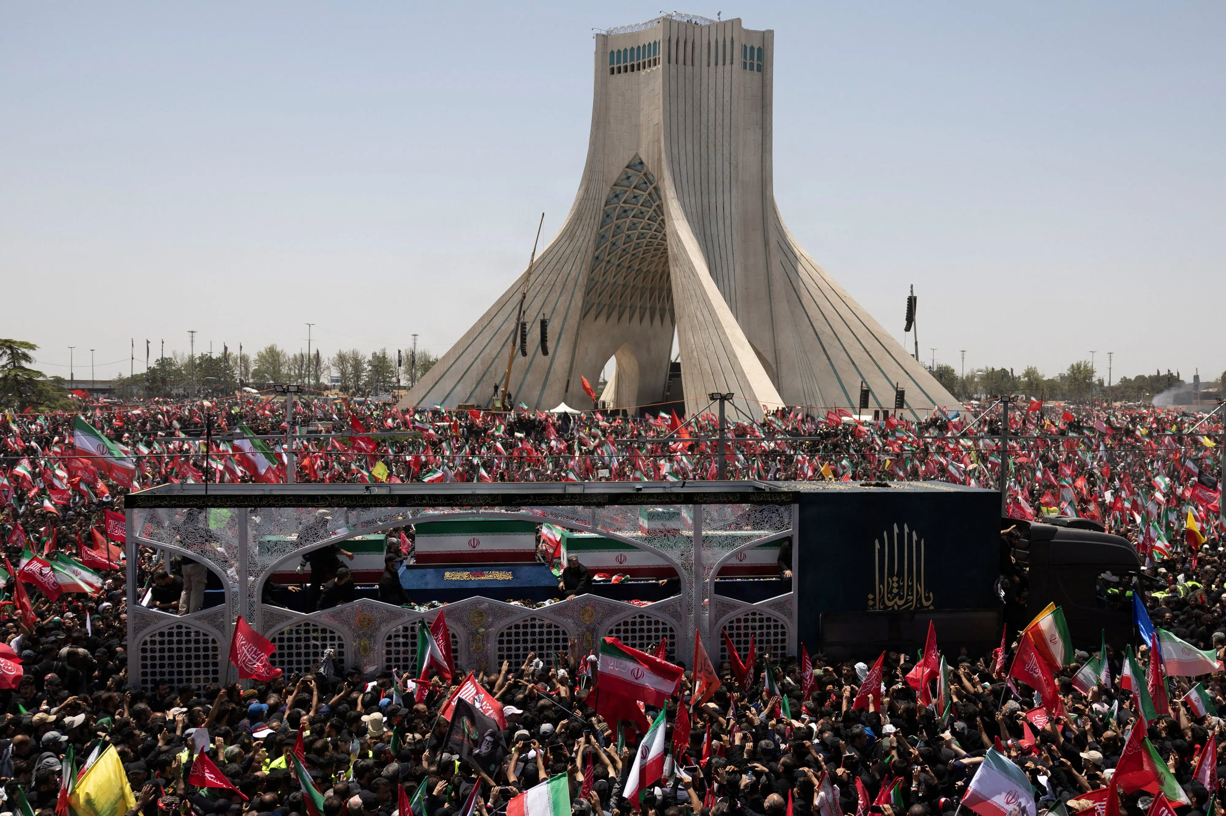 Khameneis kiste ankommer med helikopter til hellig by i Iran