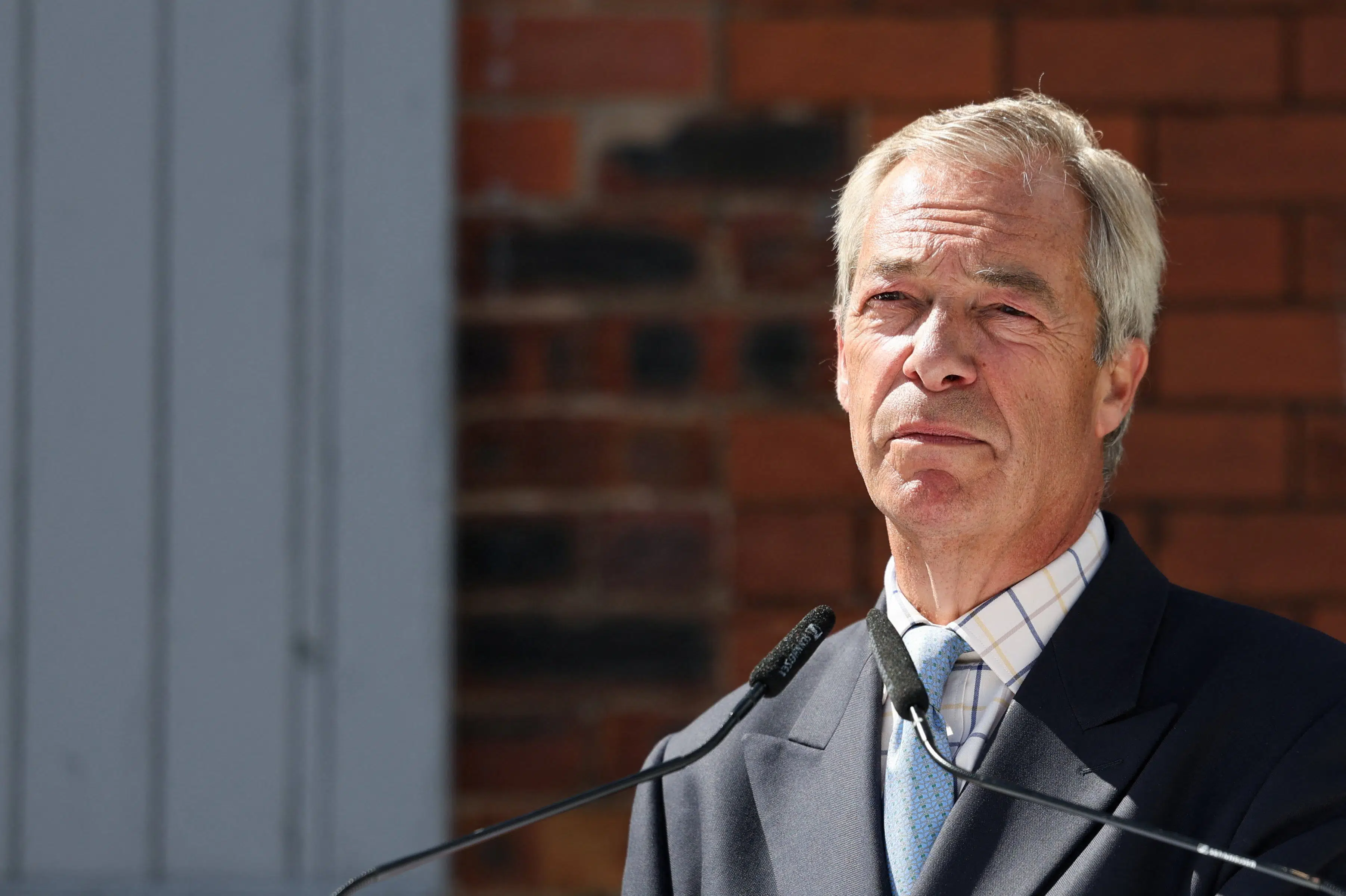 Nigel Farage fratræder som parlamentsmedlem og stiller op igen