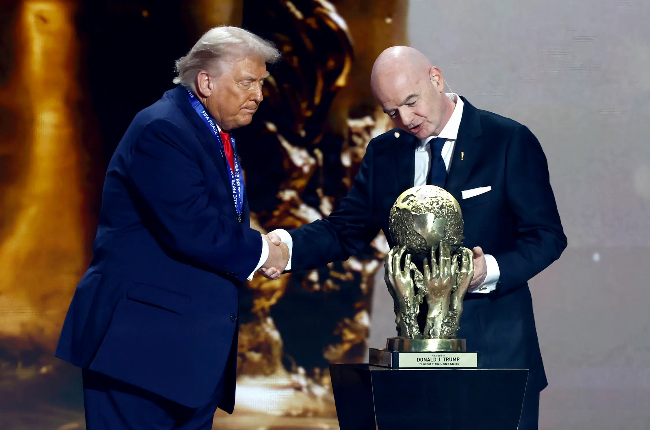 Forargelsen syder over »Sykofantino« i hele Europa. Men ønsket om en ny FIFA-præsident er en feberdrøm