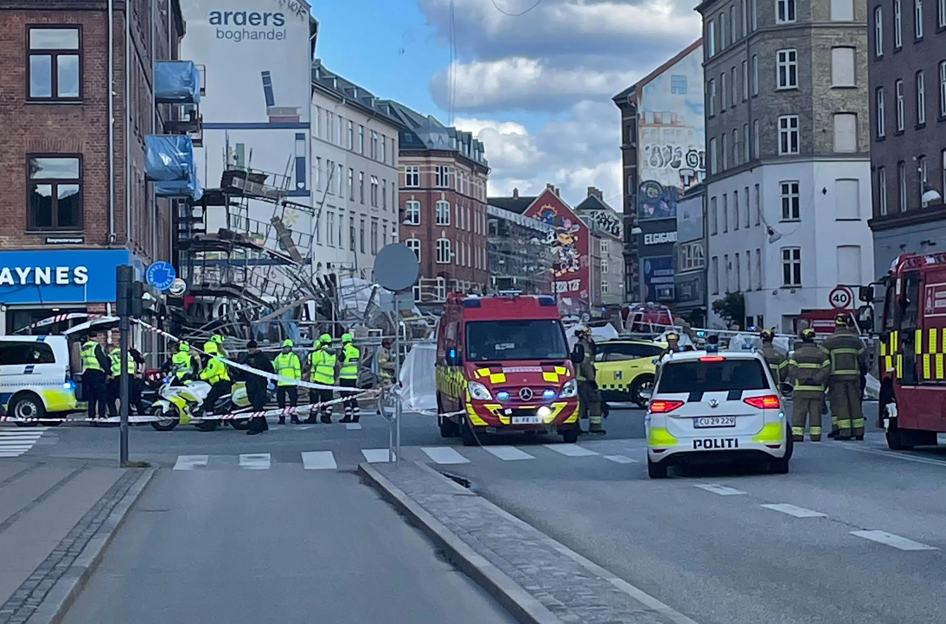 Stort stillads væltet midt på hovedgade i København