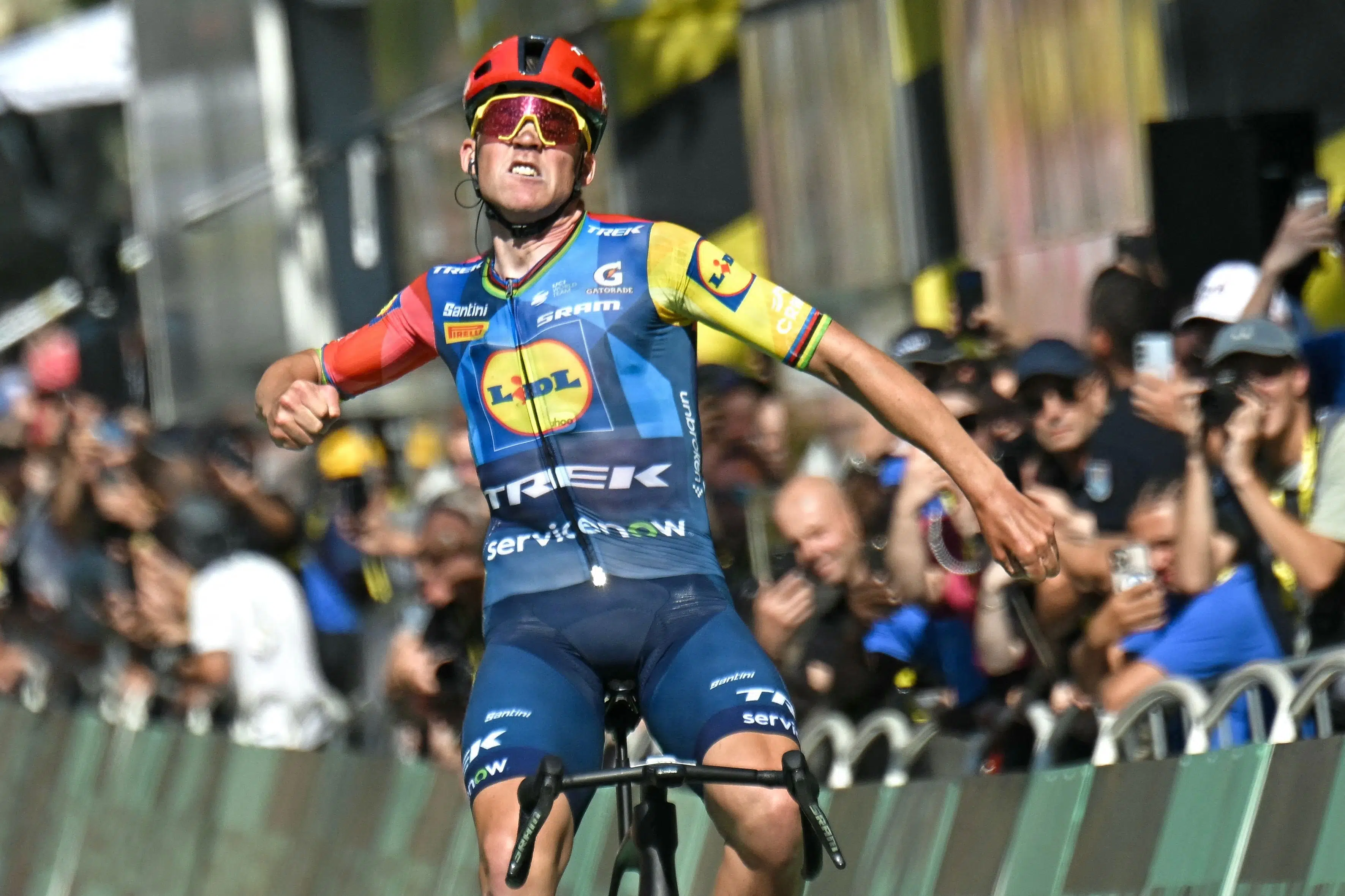 Mads Pedersen hylder sit mandskab efter Tour-triumf