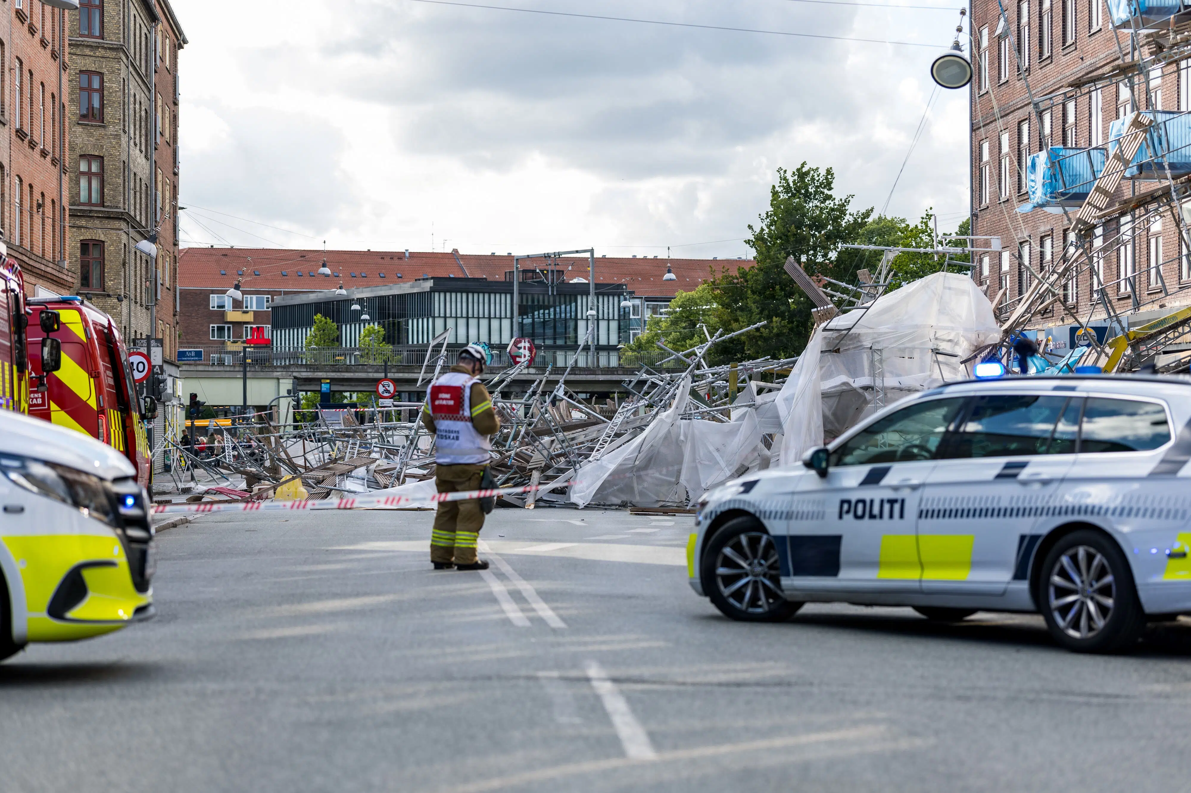 Stillads væltet på Nørrebrogade - en mand er i kritisk tilstand