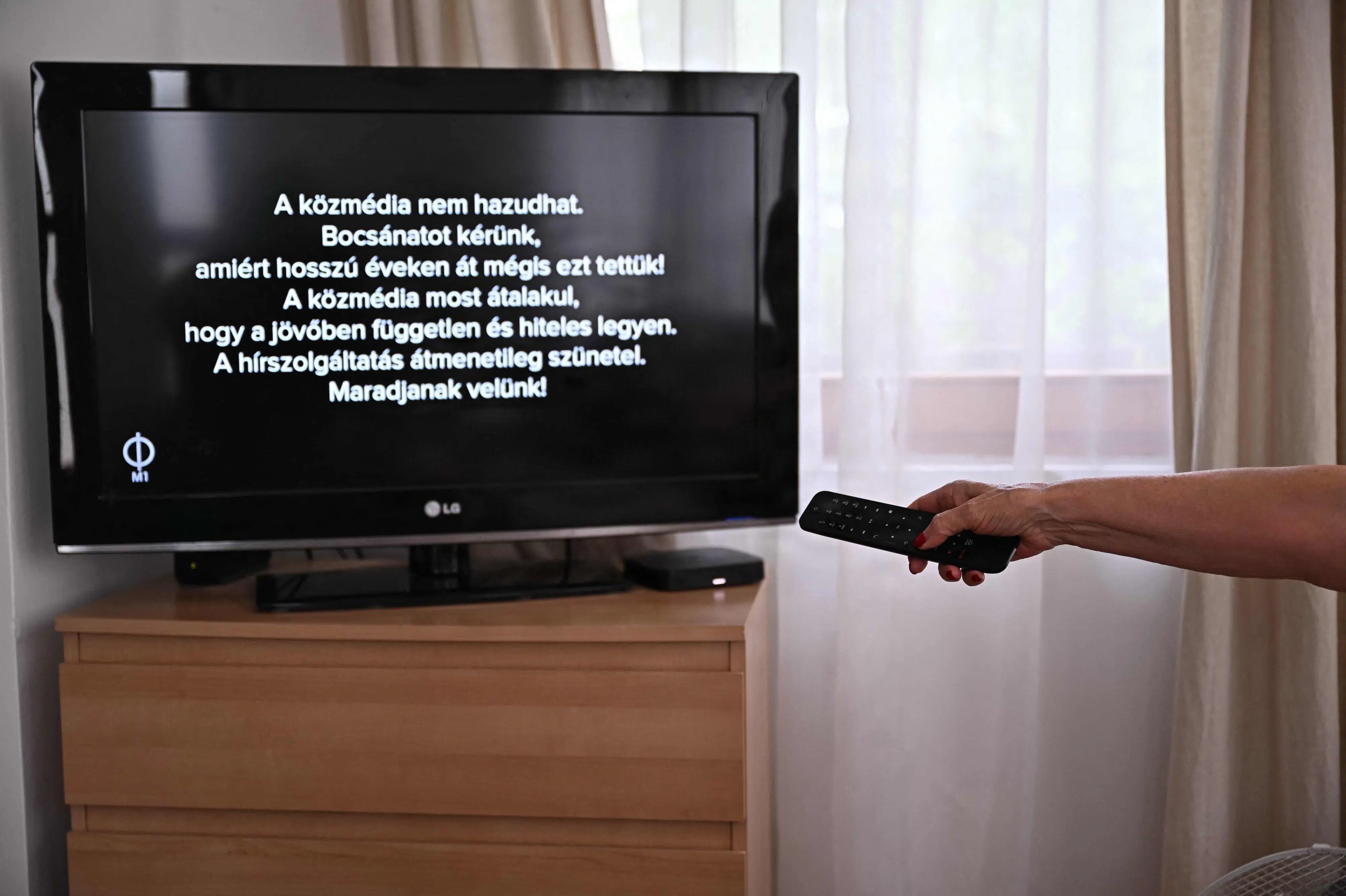 Ungarns største tv-kanal gik tirsdag i sort og undskyldte for løgne