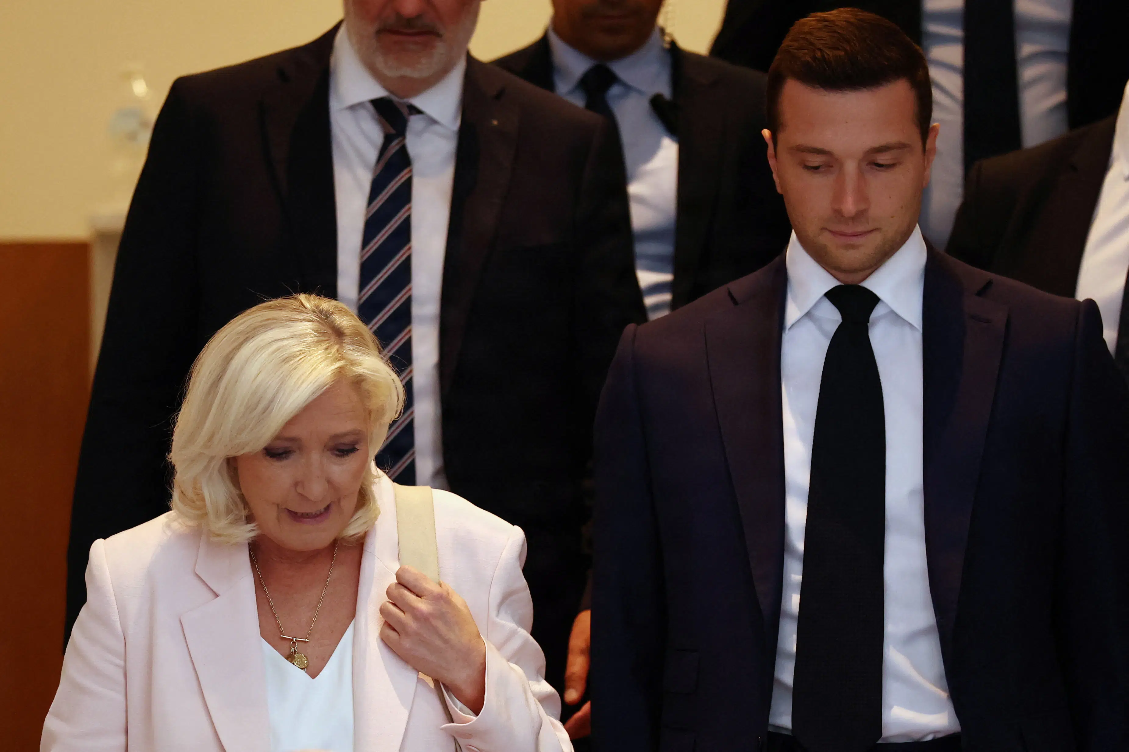 Le Pen fandt en kattelem og stiller nu op. Men vil Bardella acceptere brudte løfter?    